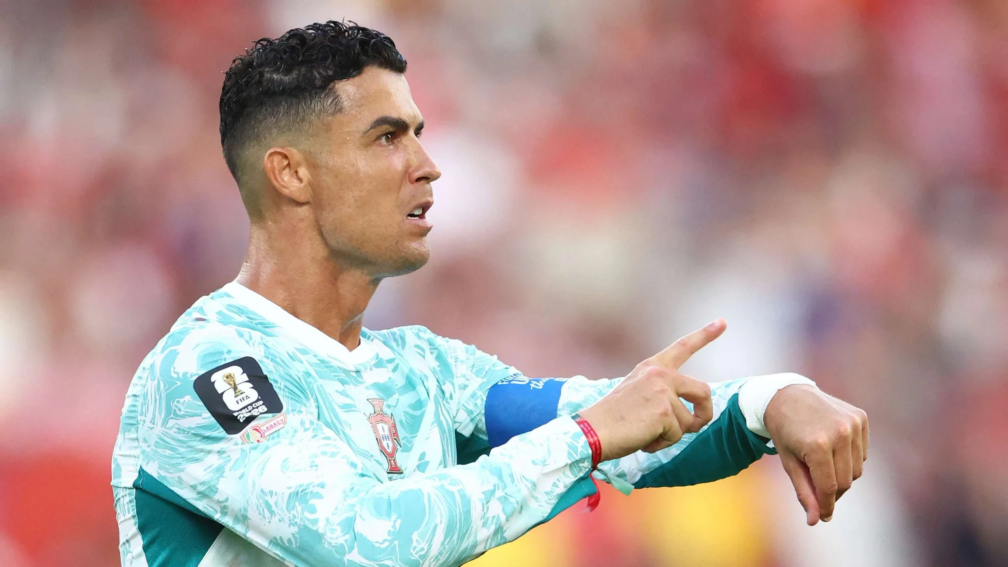 كريستيانو رونالدو قائد منتخب البرتغال يرتدي شارة القيادة ويشير بيده خلال مباراة كأس العالم، مع توقعات وداعه النهائي للمنتخب.