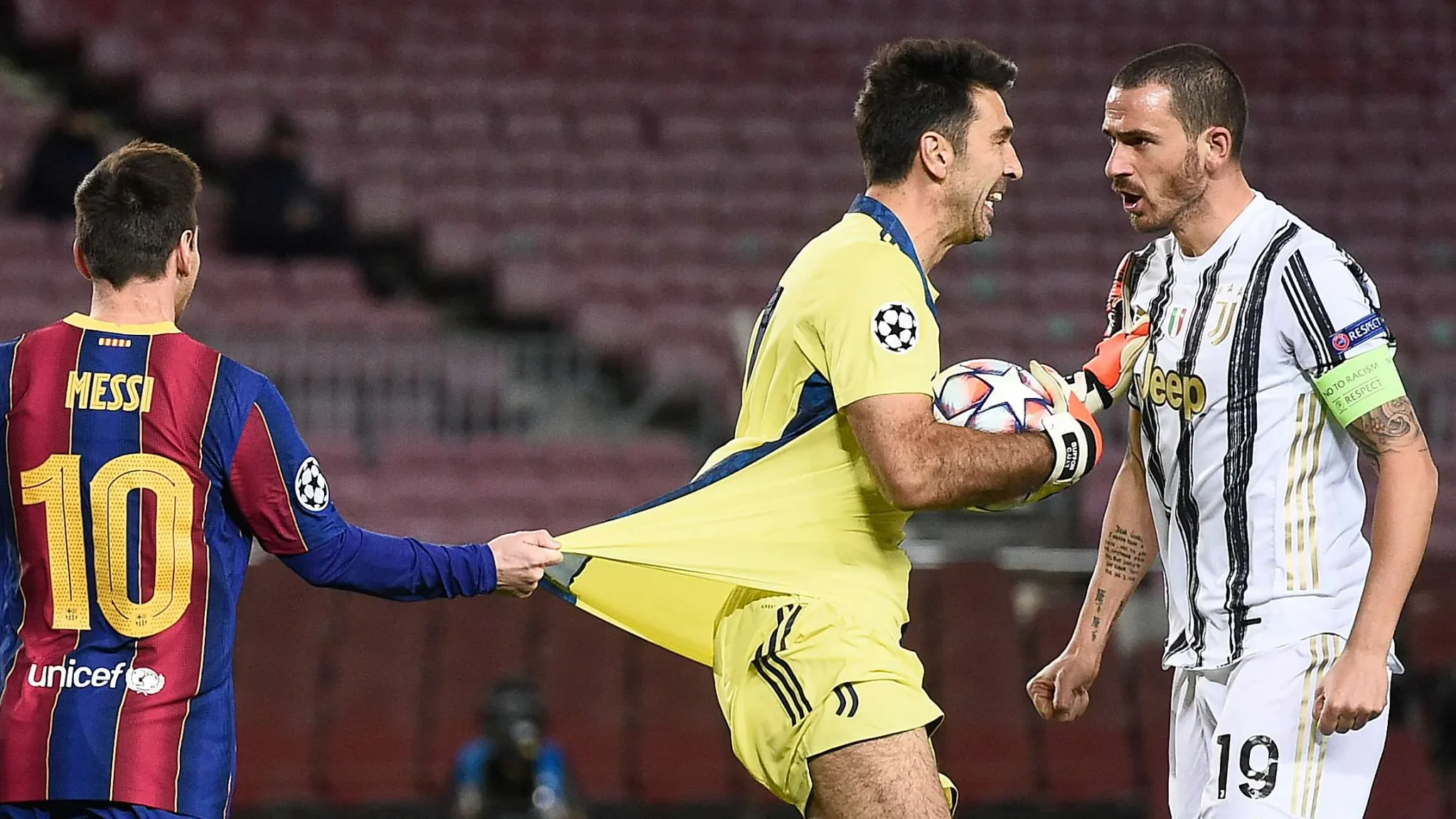جانلويجي بوفون حارس يوفنتوس يتفاعل بحماس مع زميله ليوناردو بونوتشي أثناء مباراة دوري أبطال أوروبا، مع ليونيل ميسي من برشلونة في الخلفية.