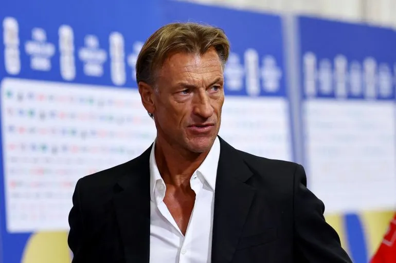 هيرفي رينارد، المدرب الفرنسي الجديد للمنتخب الإيفواري، يرتدي بدلة رسمية خلال مؤتمر صحفي استعدادًا لتصفيات كأس الأمم الأفريقية.