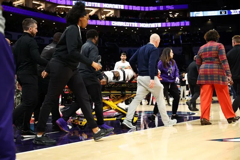 إصابة خطيرة للاعب جايلين ويلز، حيث يتم نقله على نقالة وسط اهتمام طبي خلال مباراة ممفيس جريزليز ضد شارلوت هورنتس.