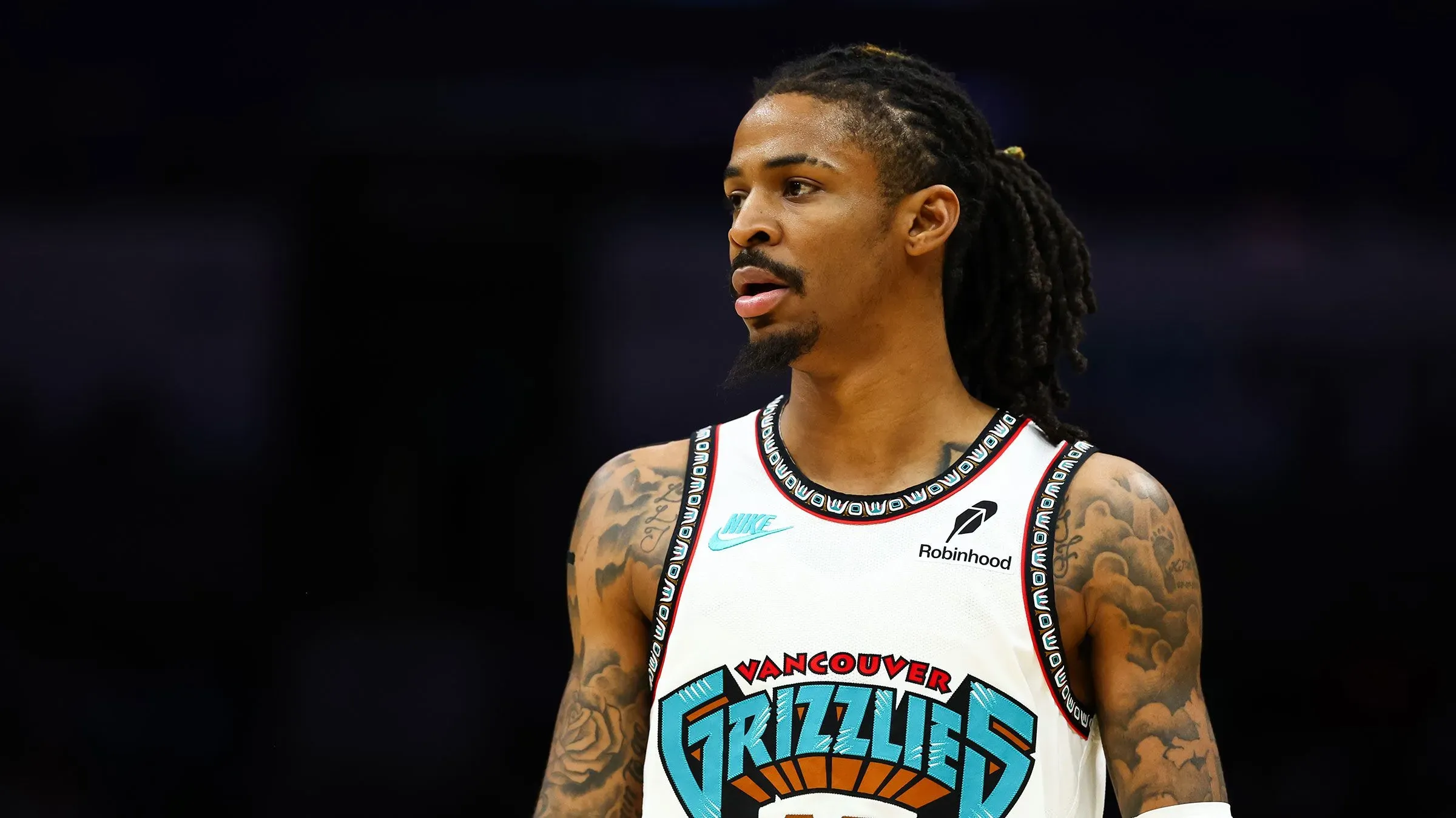 جا مورانت، لاعب ممفيس جريزليز، يظهر في المباراة مرتديًا زي الفريق، مع تعبيرات وجهية تعكس تركيزه بعد احتفاله المثير للجدل.