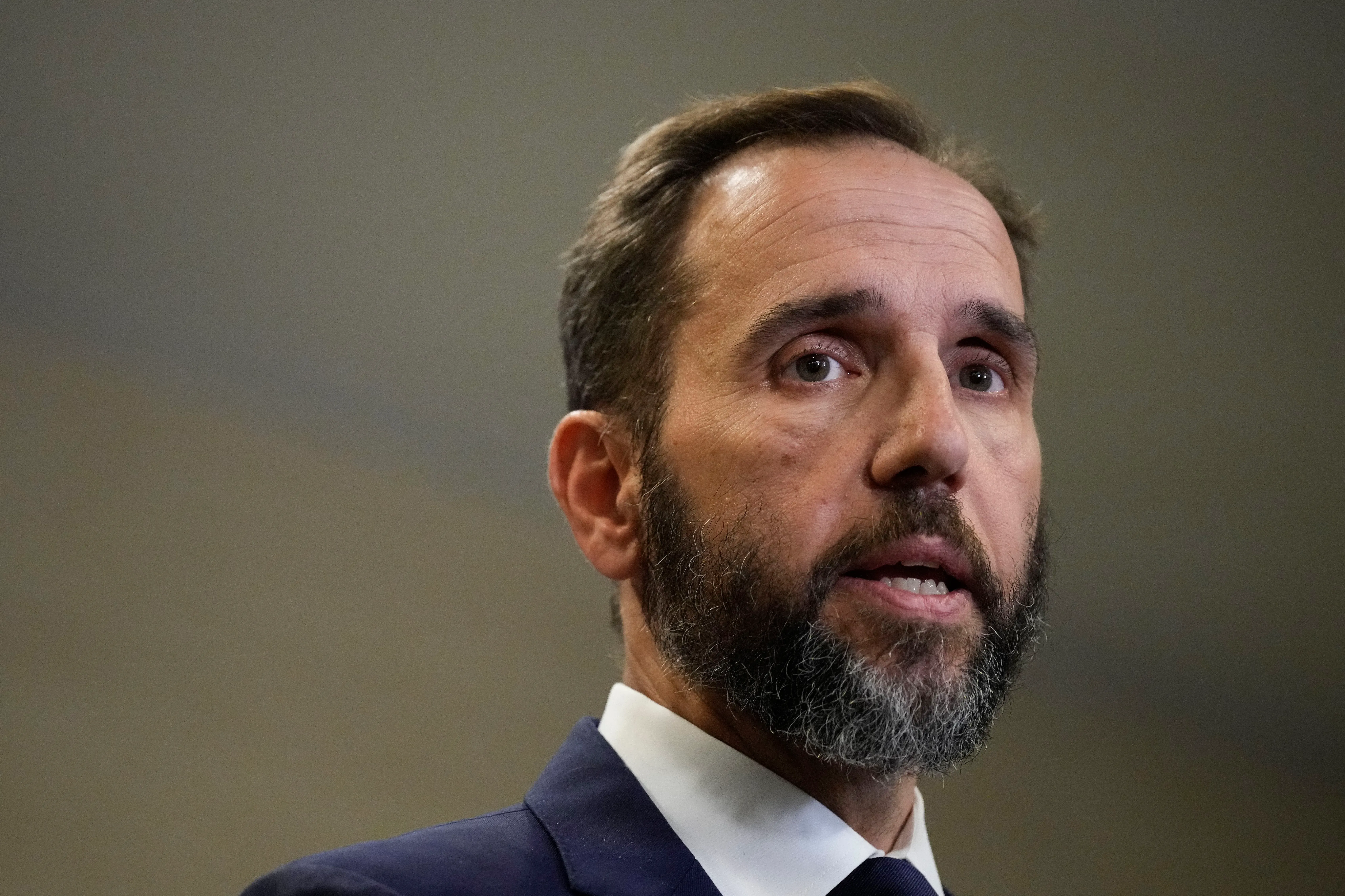 جاك سميث، المستشار الخاص السابق، يتحدث في مؤتمر صحفي حول تحقيقاته في سوء تعامل ترامب مع الوثائق السرية ومحاولات قلب انتخابات 2020.