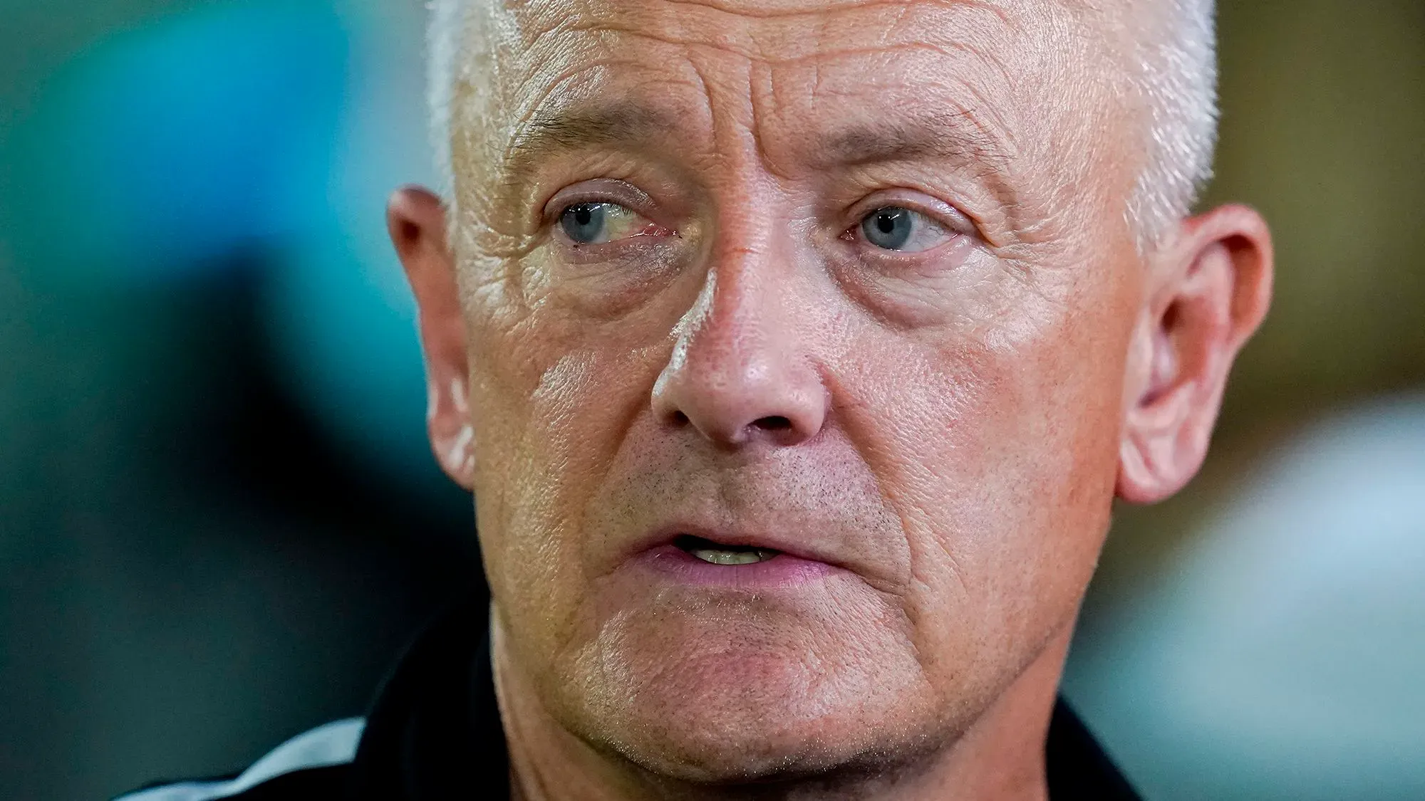 جيرت إنجبريغتسن، والد نجم سباقات المضمار النرويجي، يظهر في صورة قريبة تعكس مشاعر القلق بعد إدانته بالاعتداء على ابنته.