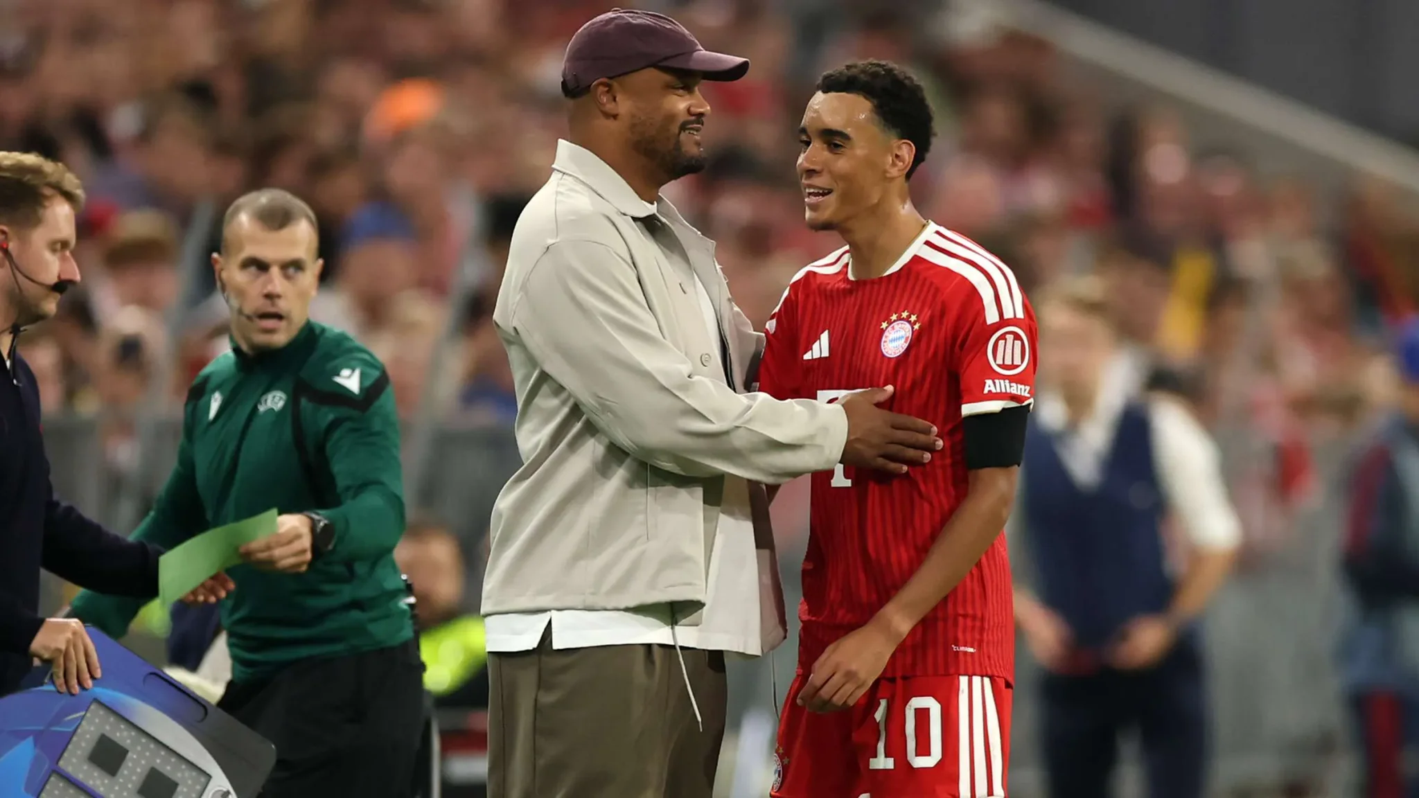 المدرب فينسنت كومباني يهنئ جمال موسيالا لاعب بايرن ميونخ بعد تسجيله هدفاً في دوري أبطال أوروبا أمام فريق FK Bodö/Glimt.