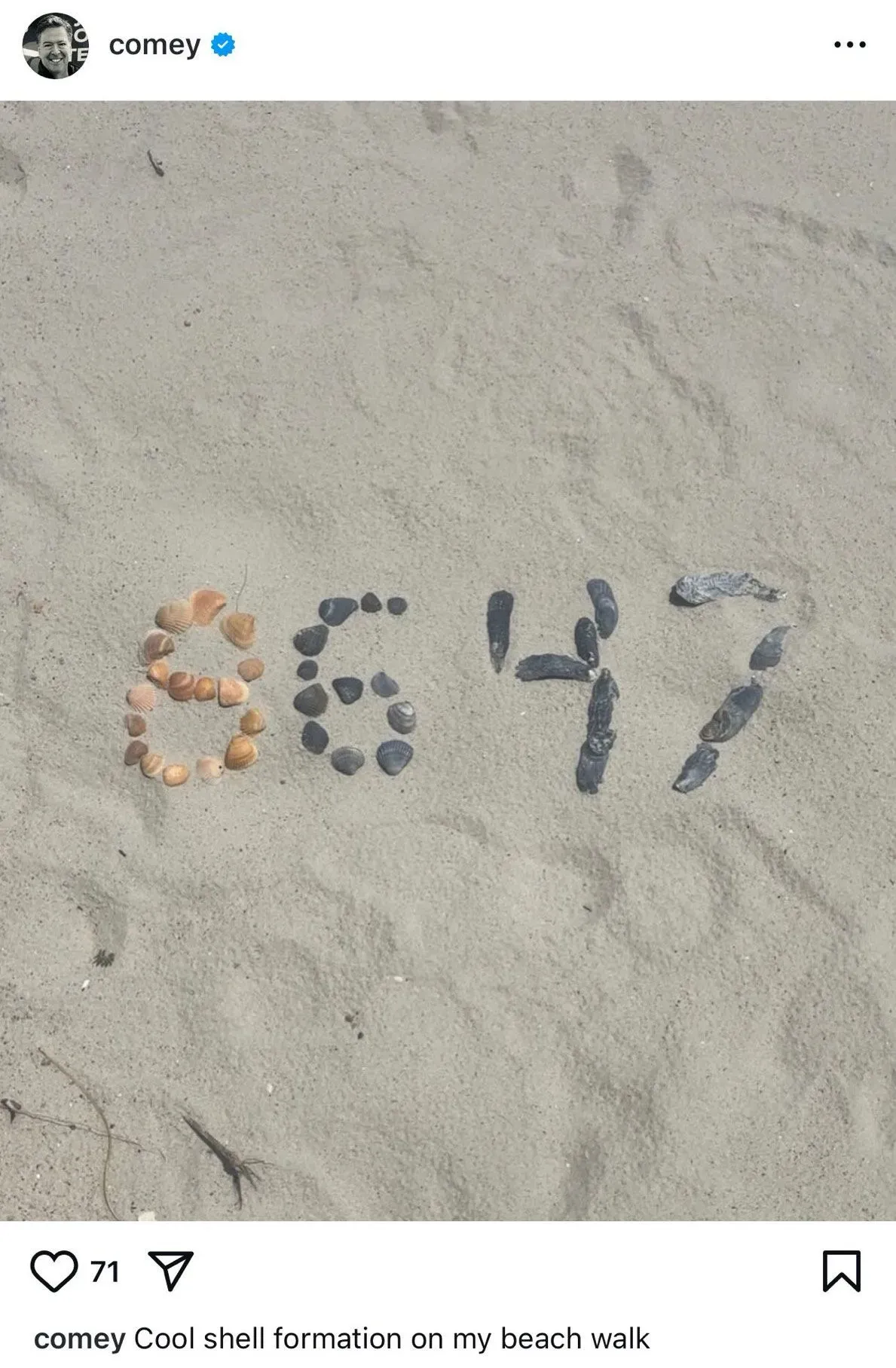 صورة تظهر تاريخ 04/17 مكتوب باستخدام أصداف وحصى على الرمال، مع تعليق يوضح أن التشكيل يخص نزهة على الشاطئ.