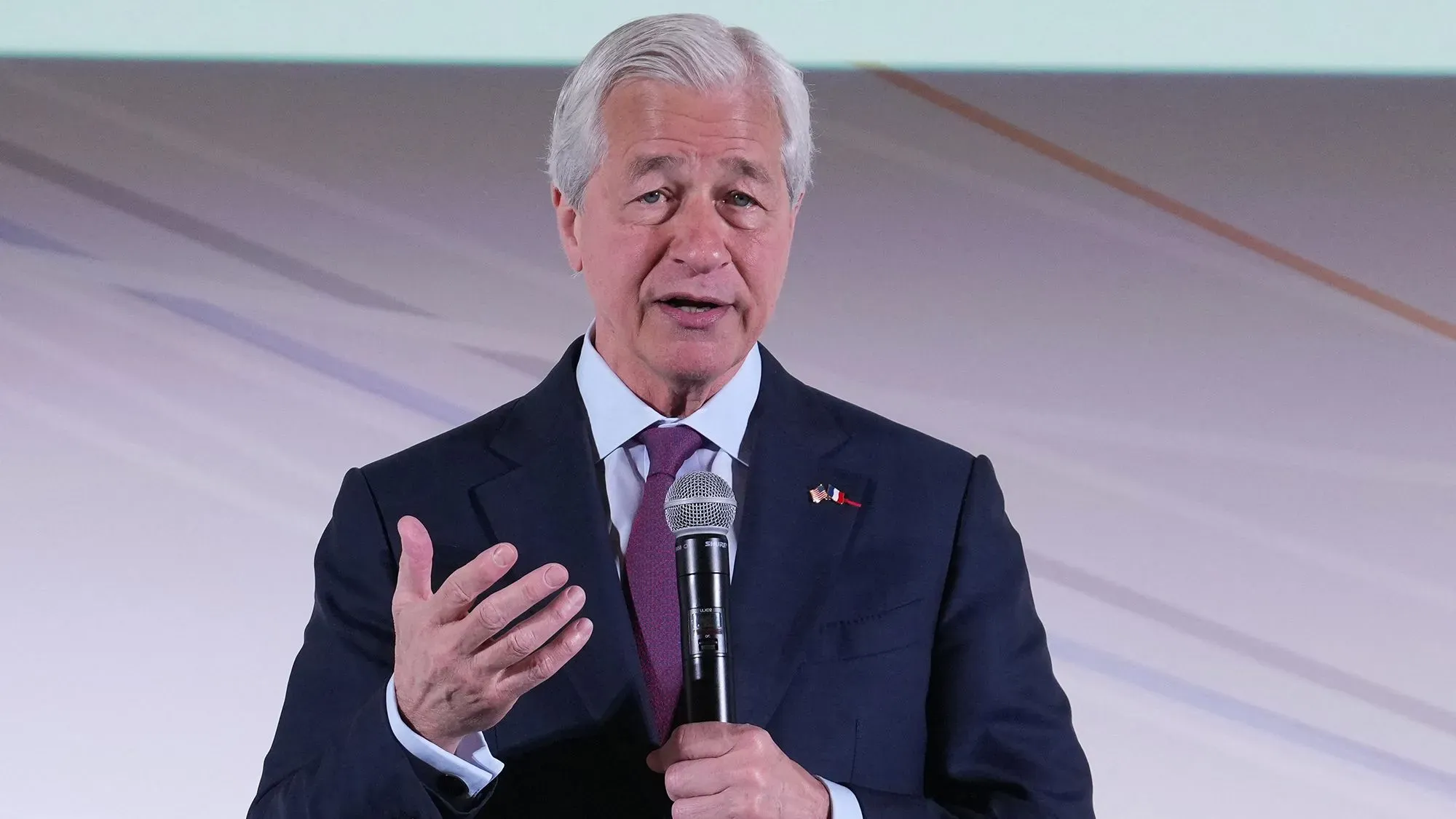 جيمي ديمون، الرئيس التنفيذي لبنك جي بي مورغان، يتحدث في مؤتمر في باريس حول المخاطر الاقتصادية والركود المحتمل.