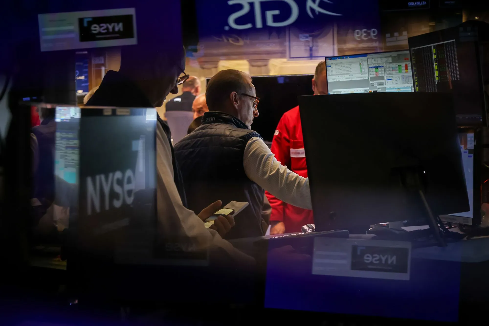 تجار في بورصة نيويورك يتابعون تحركات السوق، مع تزايد القلق بشأن فقاعة محتملة في أسواق الذكاء الاصطناعي.