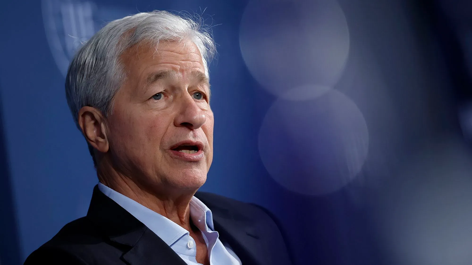 جيمي ديمون، الرئيس التنفيذي لبنك جي بي مورغان، يتحدث عن تأثير التعريفات الجمركية على الاقتصاد الأمريكي والعالمي.