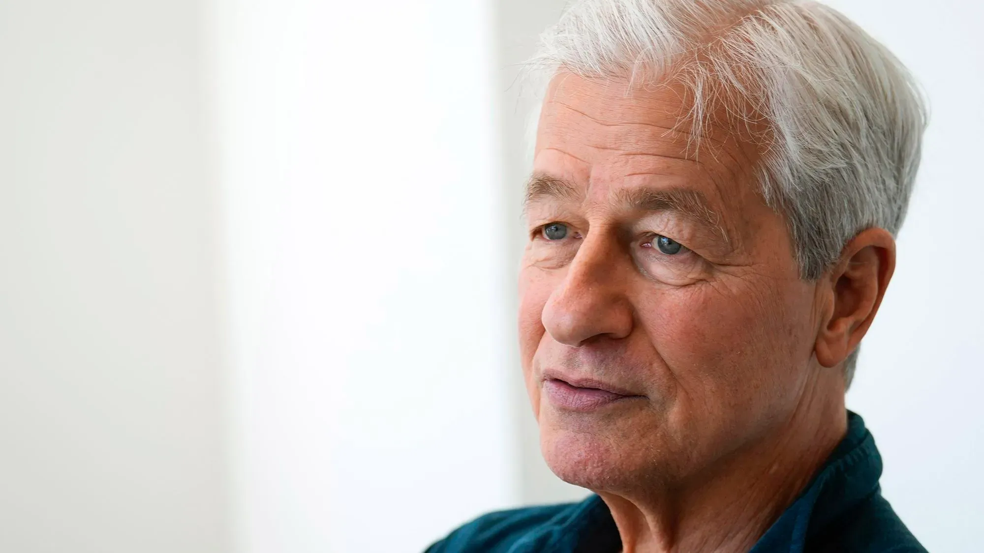 جيمي ديمون، الرئيس التنفيذي لبنك جي بي مورجان، يتحدث عن تأثير التعريفات الجمركية على الاقتصاد الأمريكي في مؤتمر مالي.