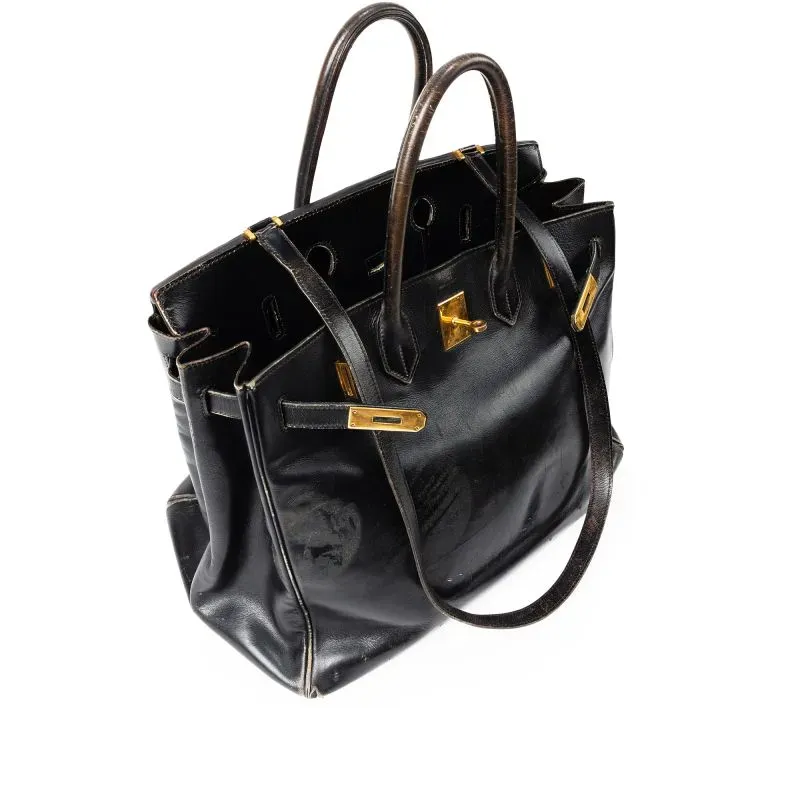 حقيبة Hermès Birkin الأصلية باللون الأسود، مع خياطة سرجية، ستعرض للبيع في باريس، وتعتبر رمزاً للموضة والمكانة.