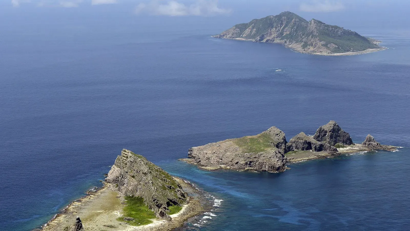 مجموعة من الجزر في بحر الصين الشرقي، تُظهر تضاريسها الصخرية المحيطة بالمياه الزرقاء، في سياق النزاع الإقليمي بين اليابان والصين.