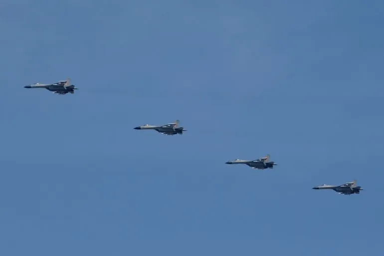 أربع طائرات مقاتلة من طراز F-15 تحلق في السماء، في سياق التوترات العسكرية بين اليابان والصين عقب حادث توجيه رادار.