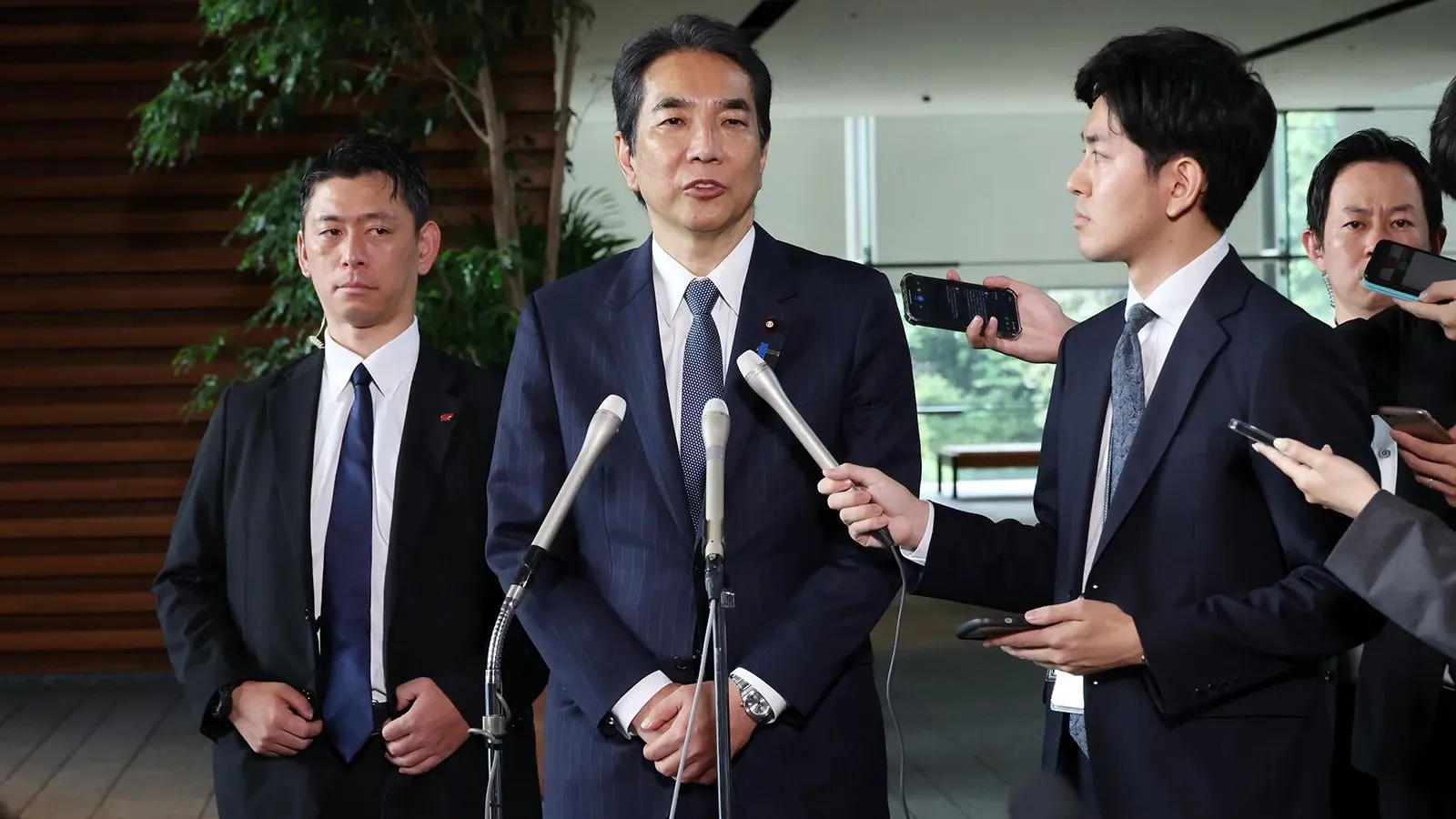 استقالة وزير الزراعة الياباني تاكو إيتو بعد تصريح مثير للجدل حول الأرز، وسط أزمة ارتفاع الأسعار وتأثيرها على الحكومة.