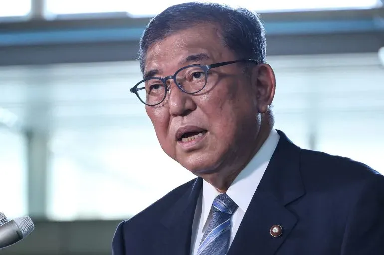 رئيس الوزراء الياباني شيغيرو إيشيبا يتحدث في مؤتمر صحفي بعد استقالته من رئاسة الحزب الليبرالي الديمقراطي عقب هزائم انتخابية.