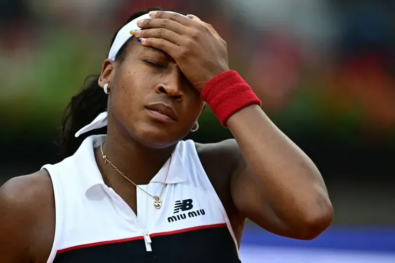 تعبر كوكو جوف عن خيبة أملها بعد خسارتها في نهائي بطولة إيطاليا المفتوحة، حيث وضعت يدها على جبهتها.