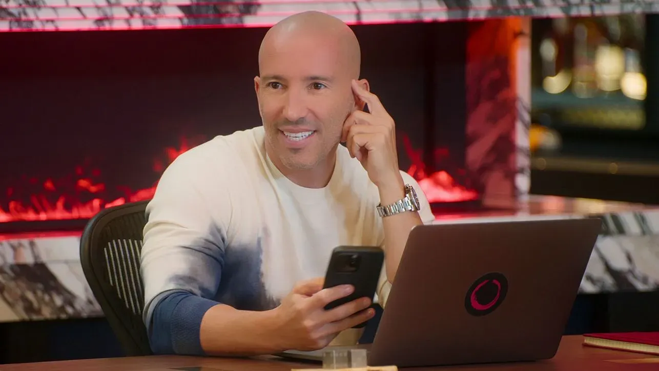 جيسون أوبنهايم، نجم برنامج \"بيع الغروب\"، يتحدث في مكتبه مع خلفية نيران صناعية، مشيرًا إلى جهوده لمساعدة المتضررين من حرائق لوس أنجلوس.