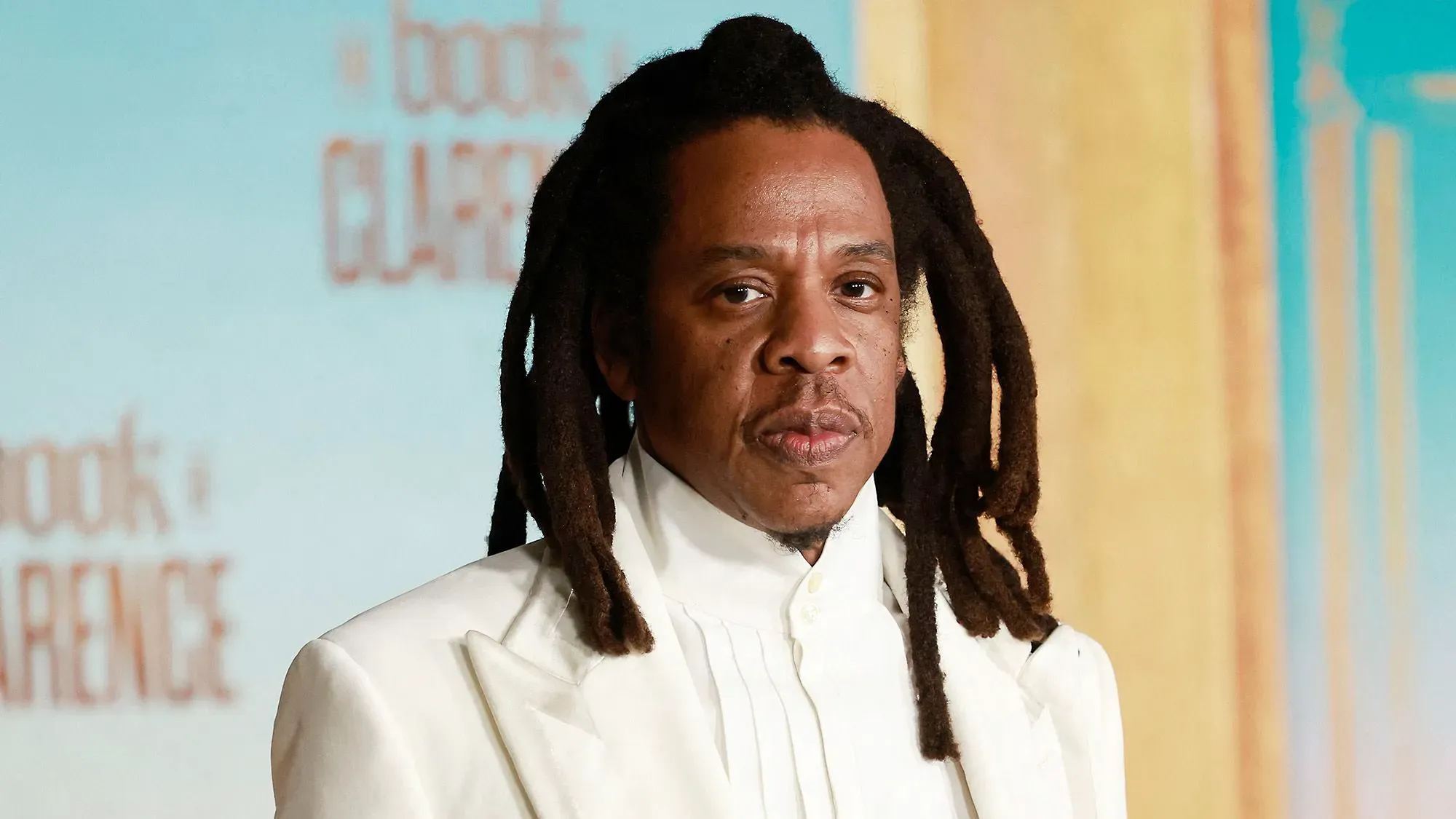 جاي زي، مغني الراب المعروف، يتحدث بجدية في حدث رسمي، وسط جدل قانوني حول ادعاءات تشهير واعتداء.