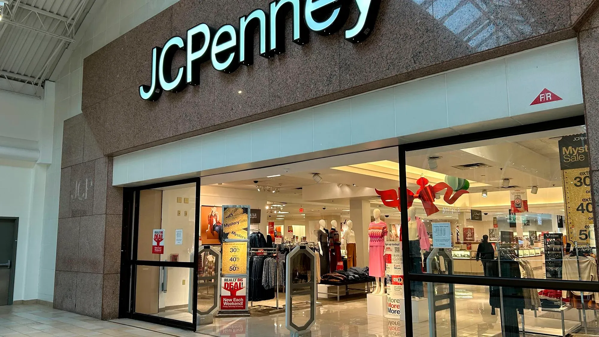 مدخل متجر JCPenney يظهر لافتة المتجر مع عروض تخفيضات، في ظل تغييرات هيكلية لشركة كاتاليست براندز.