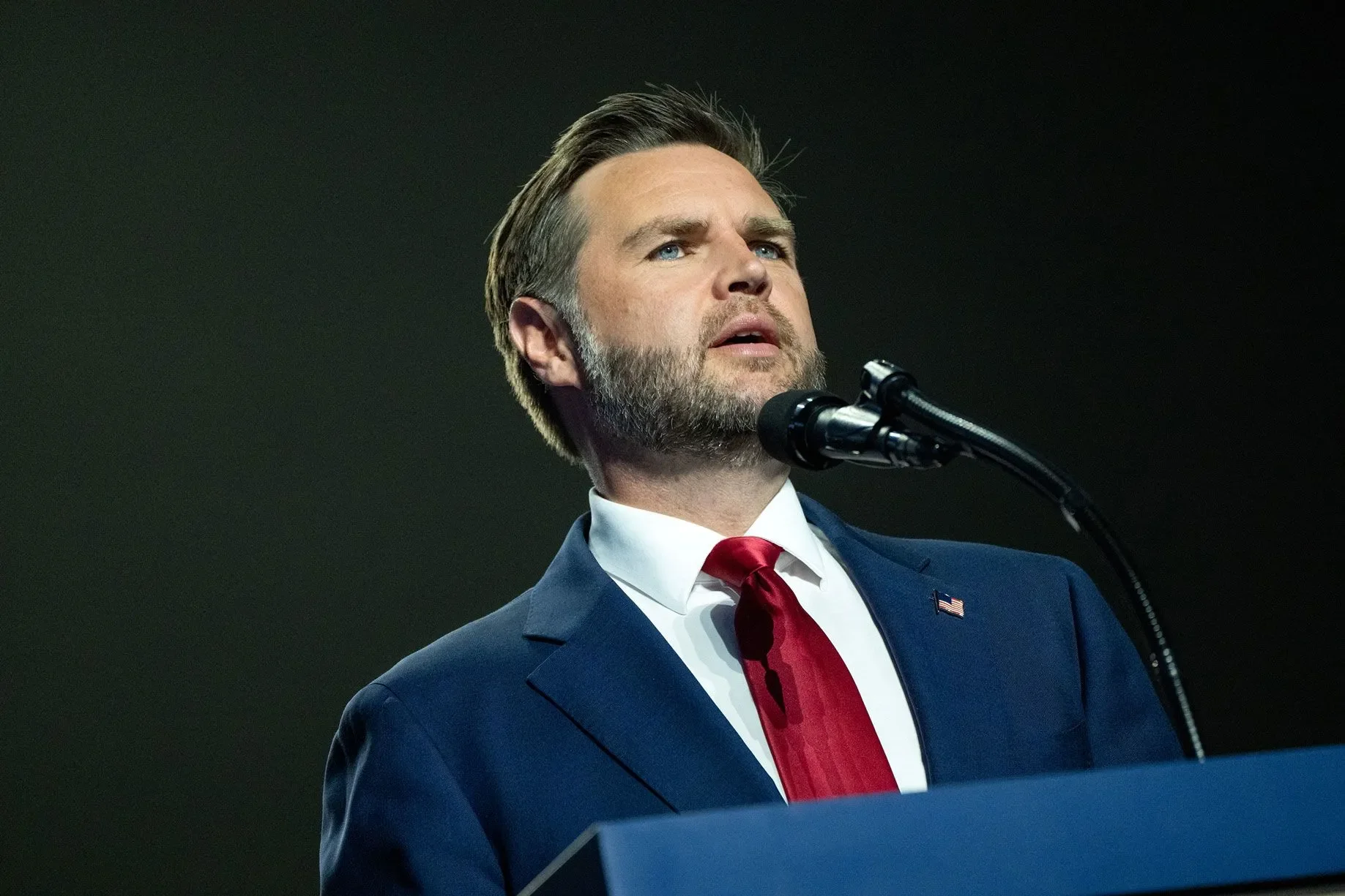 نائب الرئيس الجمهوري JD Vance يلقي خطاباً في مؤتمر الحزب، يعكس استراتيجيته الانتخابية وتركيزه على قضايا الشباب والأمريكيين المنسيين.