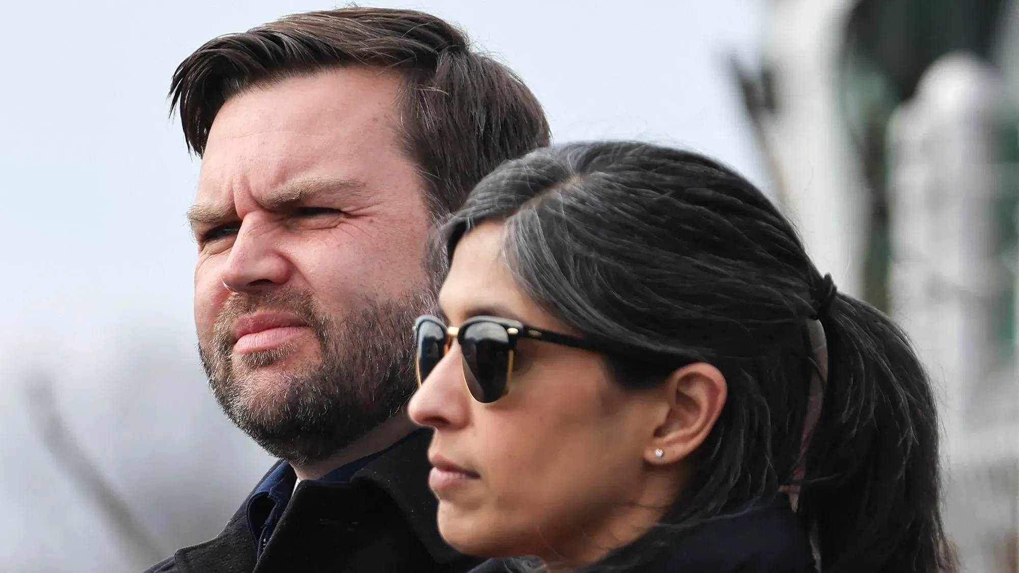 نائب الرئيس الأمريكي جيه دي فانس وزوجته أوشا في لحظة تأمل، مع وجود تغييرات دبلوماسية حول زيارة غرينلاند.