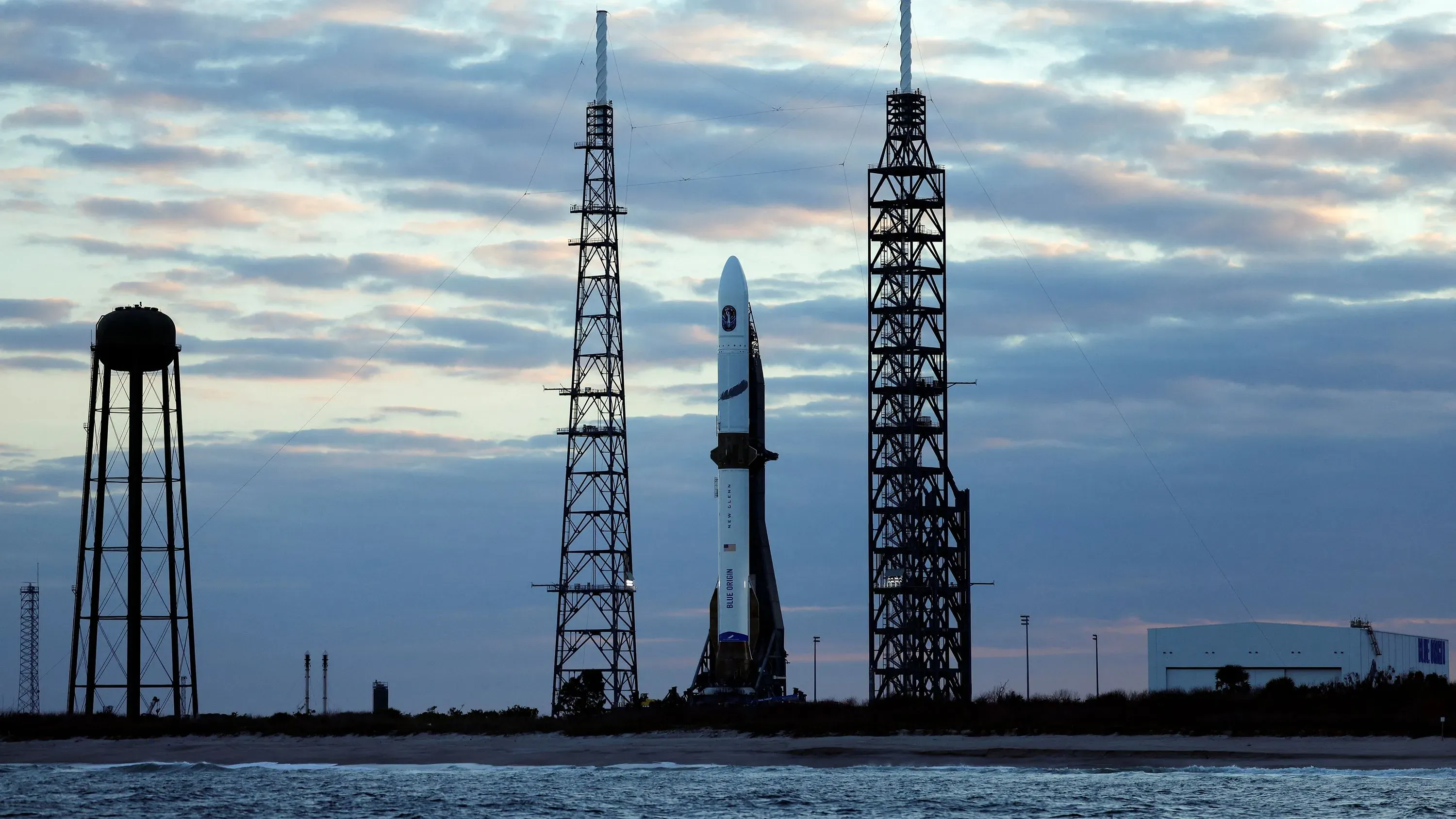 صاروخ نيو جلين من شركة بلو أوريجين يقف في محطة كيب كانافيرال، مستعدًا لإطلاقه الافتتاحي نحو المدار.
