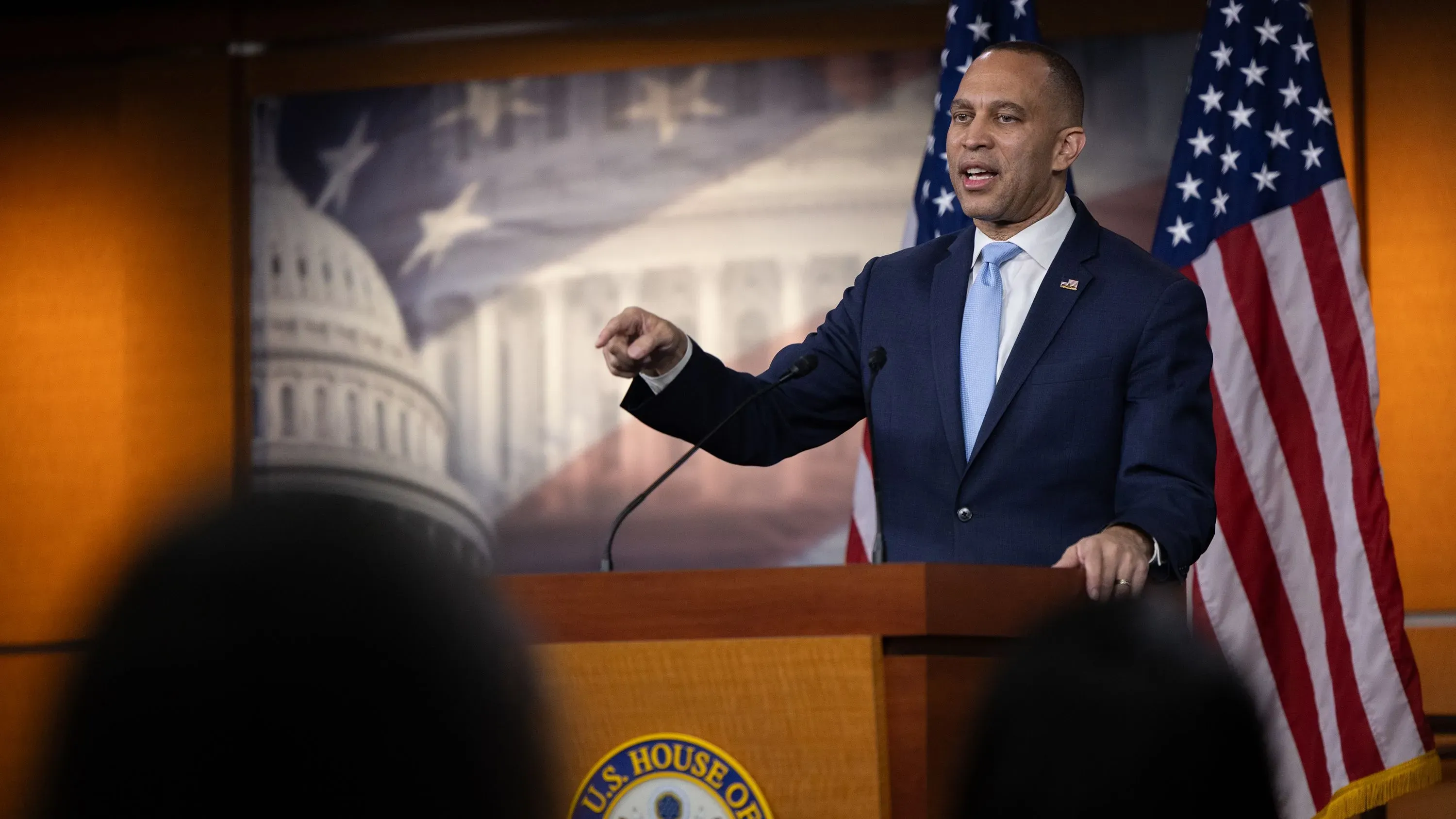 حكيم جيفريز يتحدث في مؤتمر صحفي، مع العلم الأمريكي خلفه، معبرًا عن انتقاده لاقتراح طرد الديمقراطيين من اللجان.