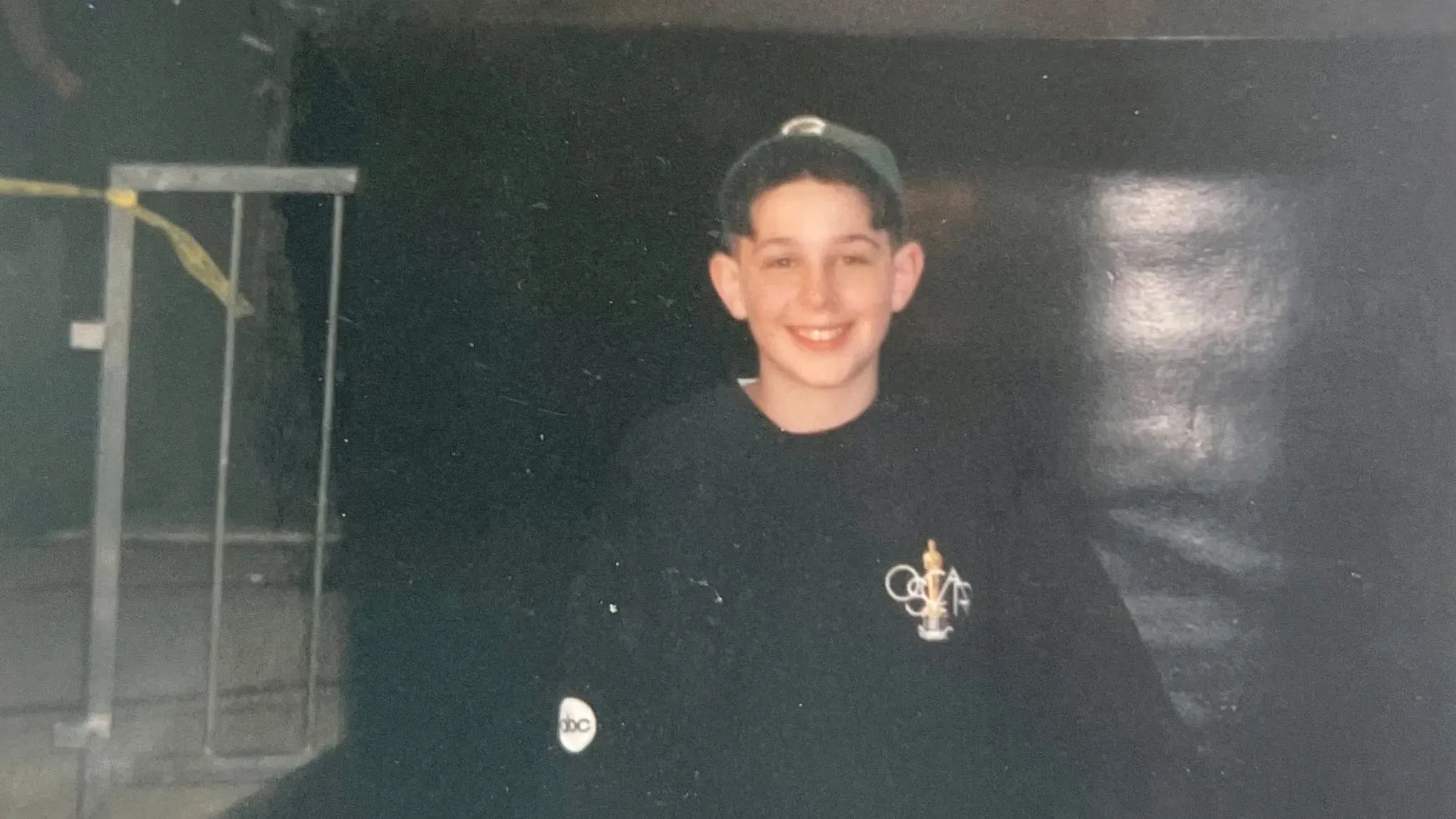 صورة لجيريمي سترونج كطفل صغير مبتسم، يرتدي سترة سوداء وقبعة، تذكيراً بتجربته عند حضور حفل توزيع جوائز الأوسكار عام 1993.