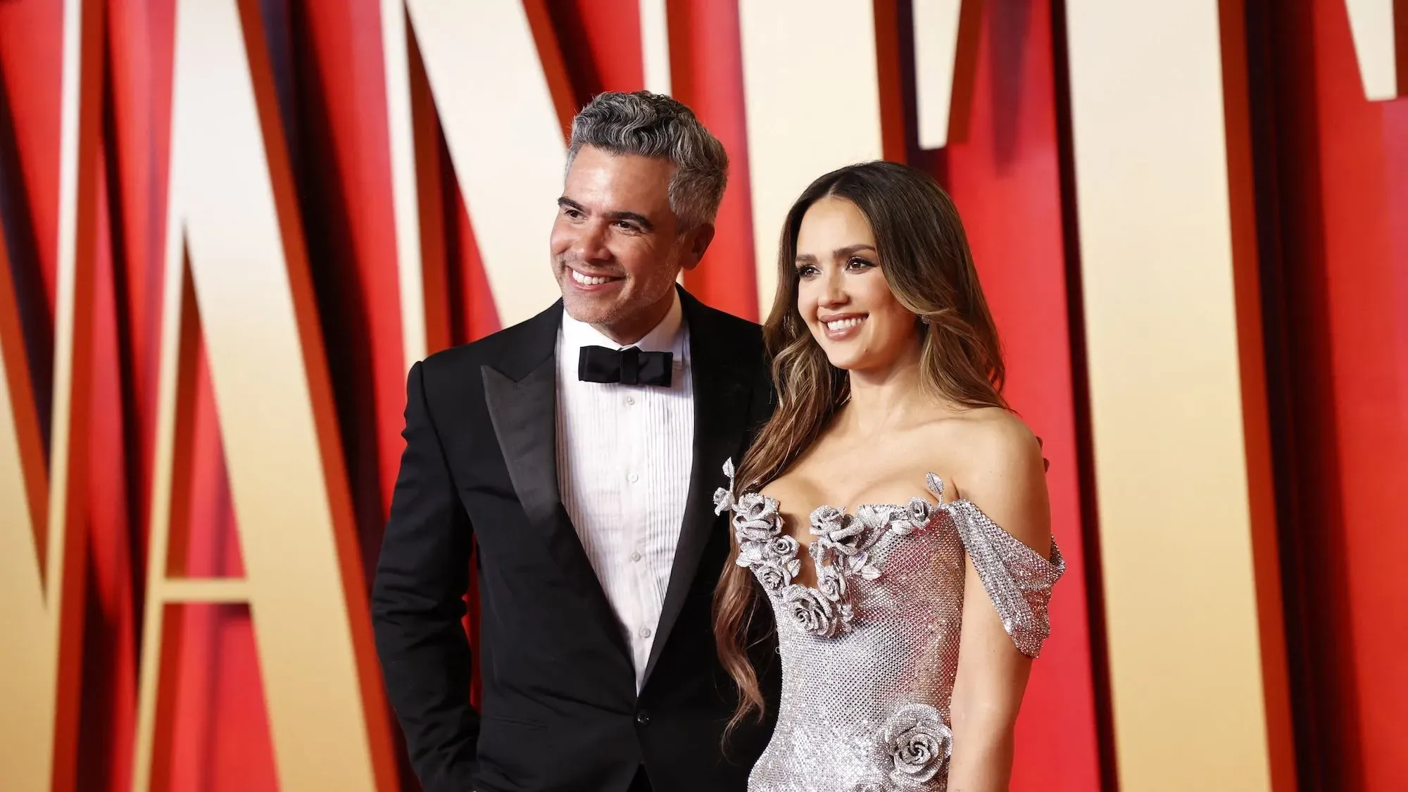 جيسيكا ألبا وكاش وارن في حدث رسمي، حيث تعبران عن دعمهما المتبادل بعد إعلان انفصالهما مع التركيز على عائلتهما.