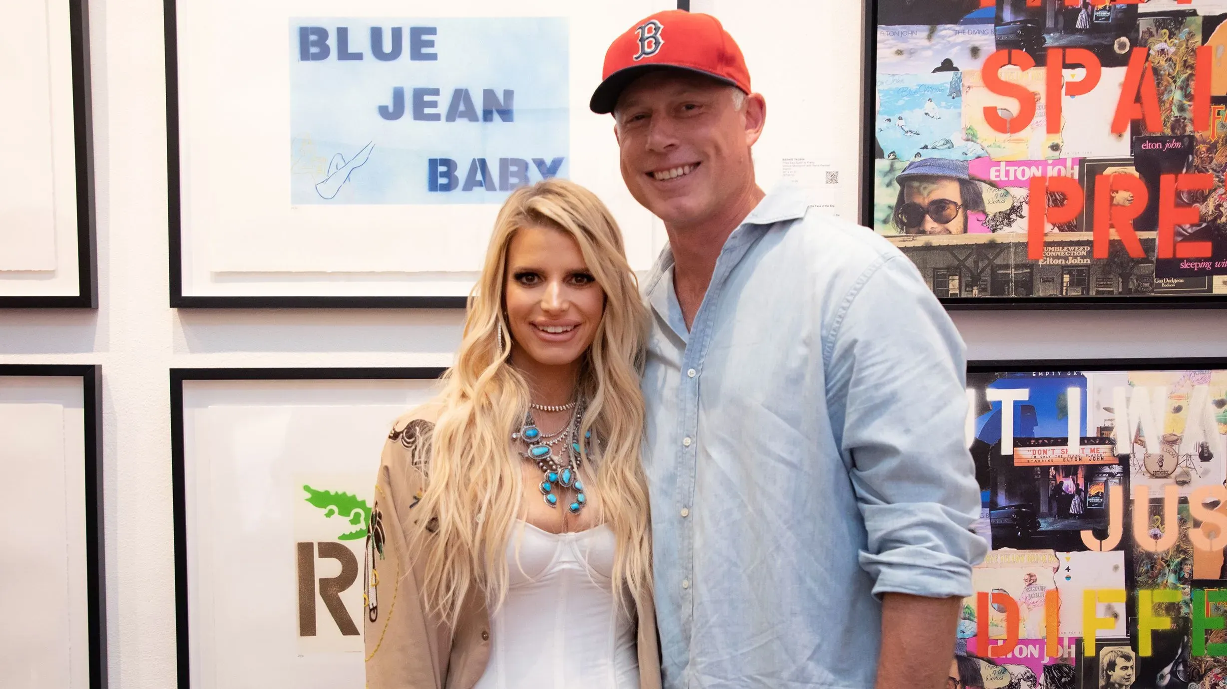 جيسيكا سيمبسون ترتدي ملابس أنيقة مع زوجها إريك جونسون، في معرض فني، حيث تعبر عن استعدادها لإطلاق موسيقى جديدة تعكس تجربتها الشخصية.