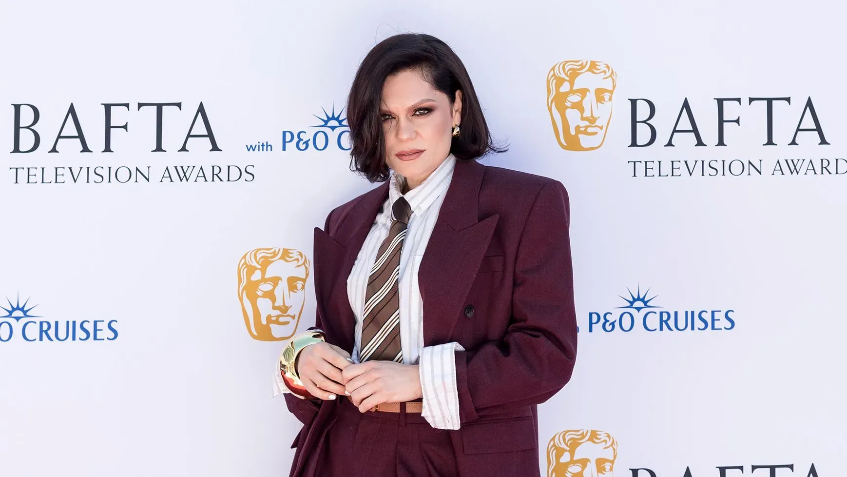 جيسي جيه ترتدي بدلة أنيقة في حفل جوائز بافتا للتلفزيون، تعبيرًا عن قوتها خلال معركتها مع سرطان الثدي.