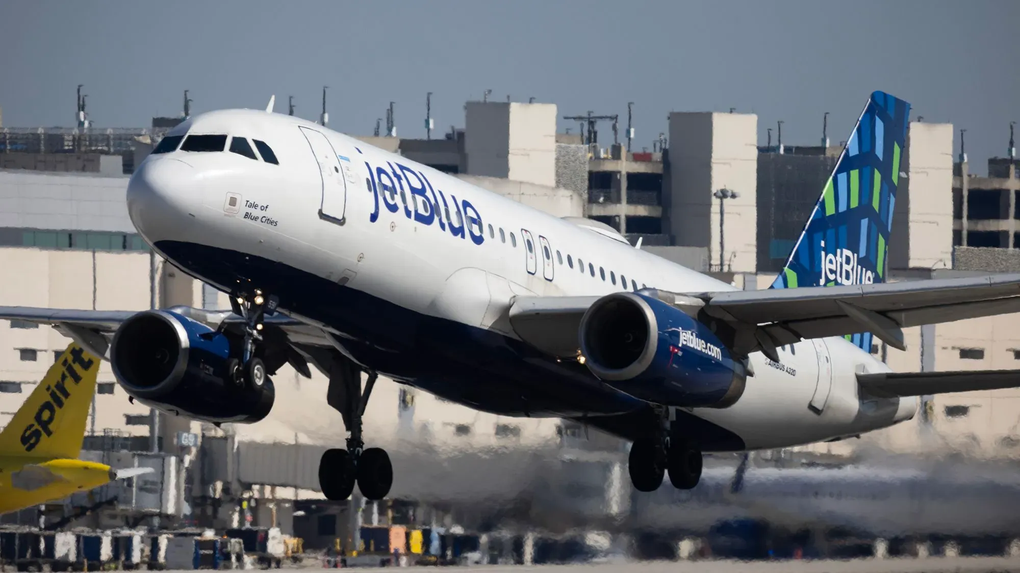 طائرة تابعة لشركة JetBlue تقلع من مطار، مع التركيز على شعار الشركة واللونين الأزرق والأخضر، في سياق تقديم خيارات الدفع عبر Venmo.