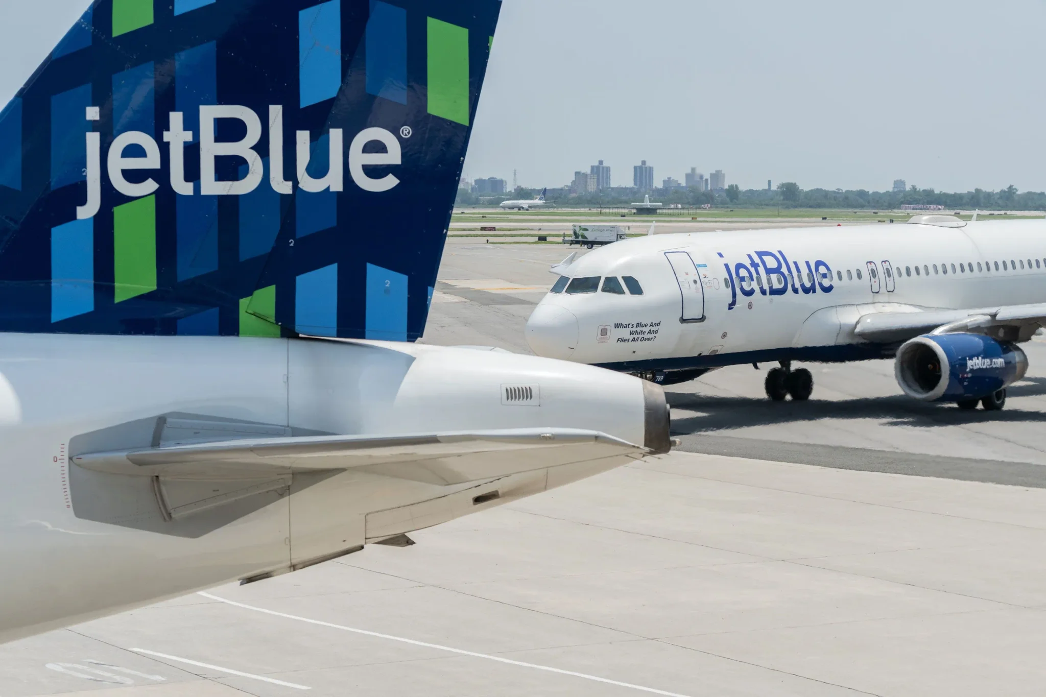 طائرات شركة JetBlue على مدرج مطار جون إف. كينيدي، في سياق حادثة اصطدام طائرة ركاب بطائرة مسيّرة أثناء الهبوط.
