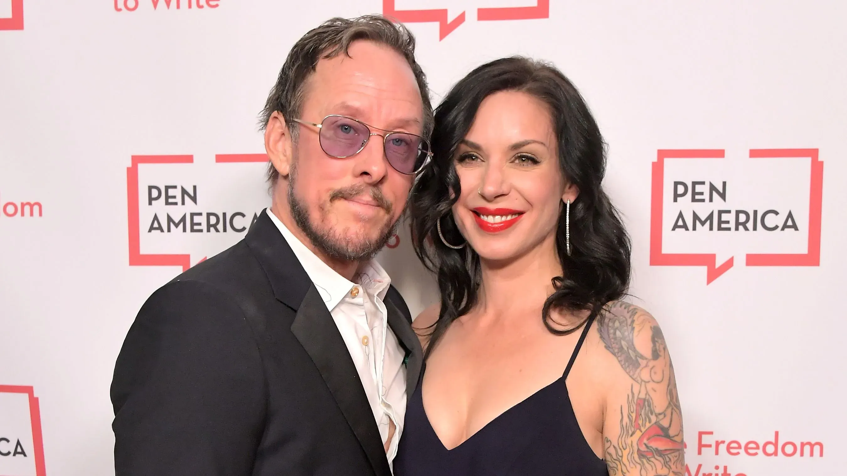 جيليان شرينر، زوجة عازف الجيتار في فرقة ويزر، تظهر في حدث، حيث تواجه تهمًا جنائية بعد حادث إطلاق نار في لوس أنجلوس.