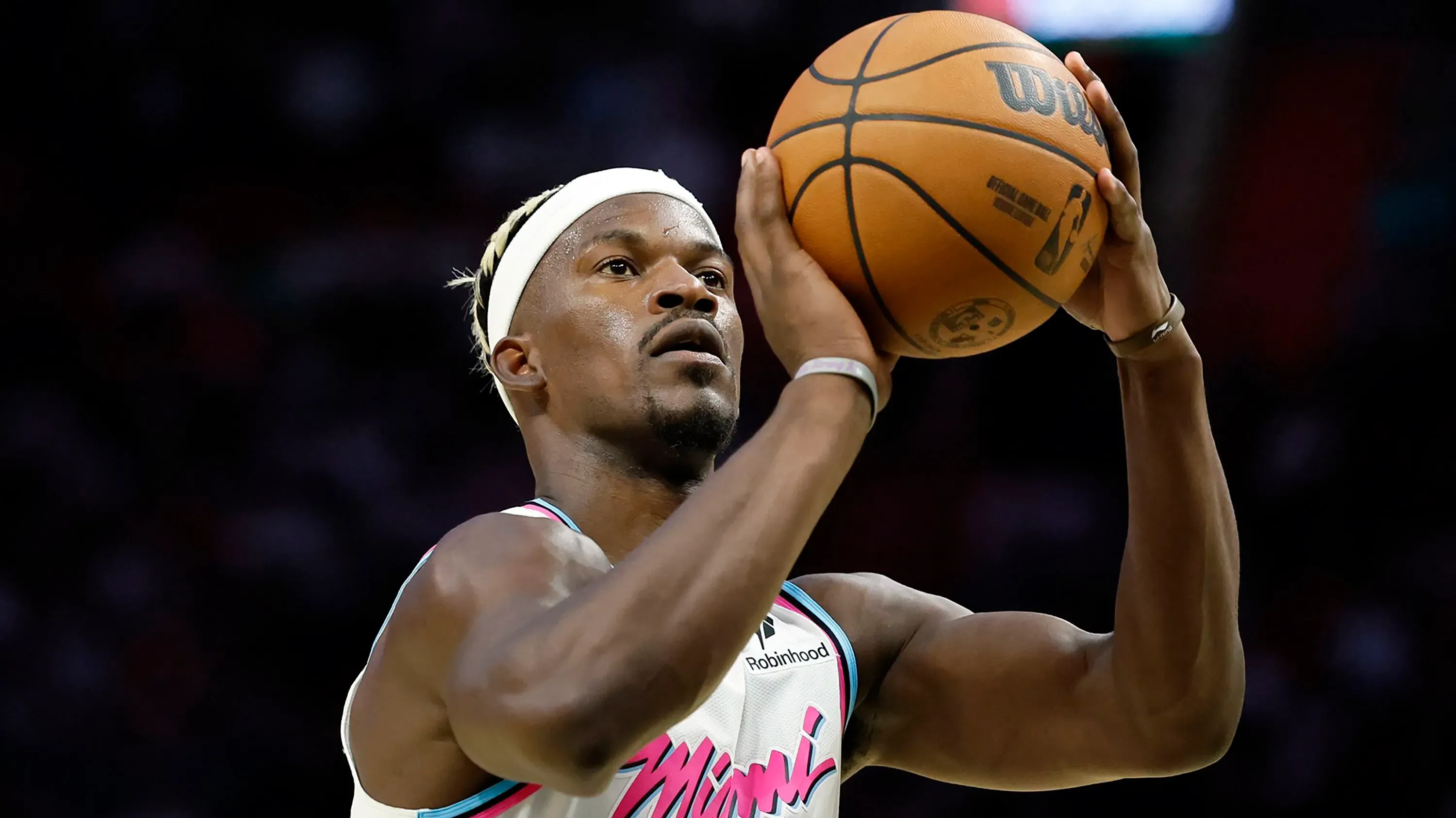 جيمي بتلر، نجم فريق ميامي هيت، يستعد للتسديد أثناء المباراة بعد عودته من الإيقاف، وسط أجواء مشجعة من الجماهير.