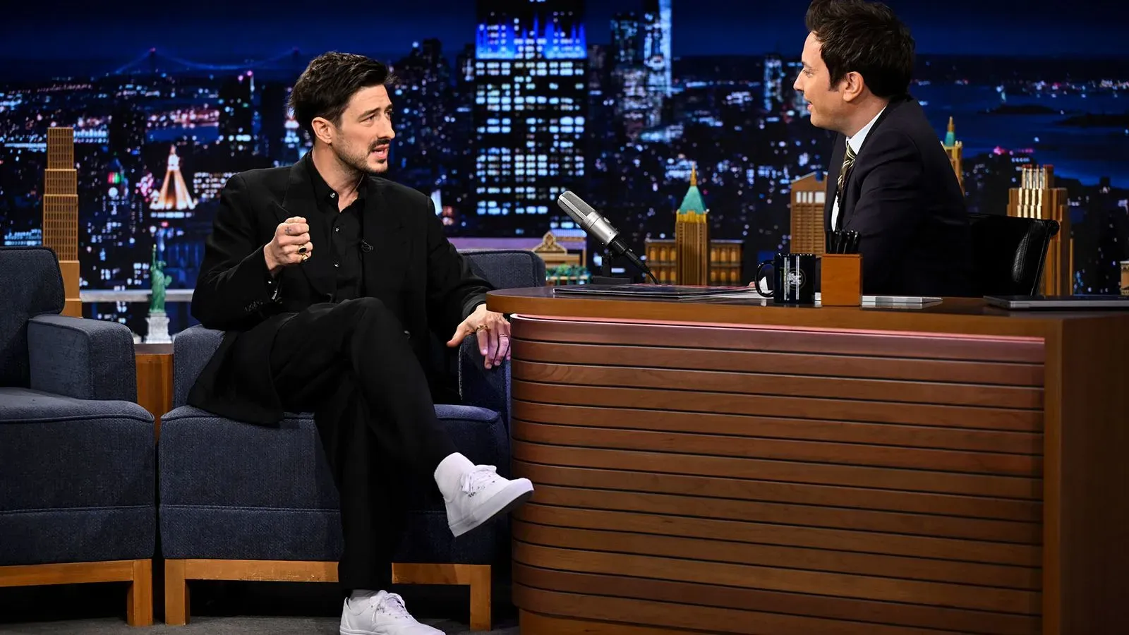 ماركوس مومفورد يتحدث مع جيمي فالون في برنامج "The Tonight Show"، حيث يناقشان تقديم مومفورد وأبنائه في حفل "SNL".