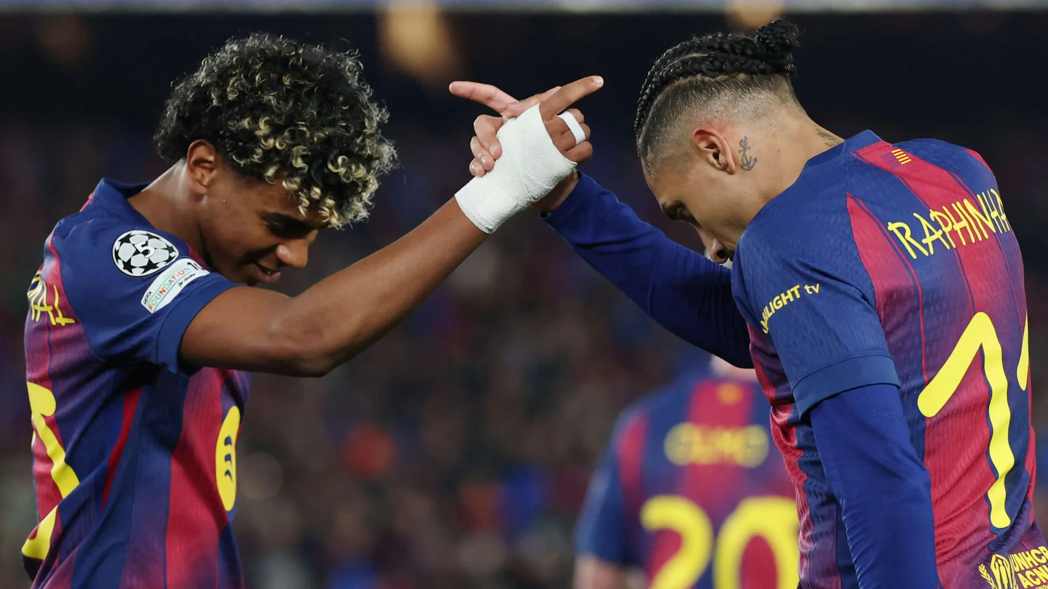 لاعبا برشلونة رافينيا وأنطوني غوردون يحتفلان معًا خلال مباراة دوري أبطال أوروبا، مع تأكيد بقاء رافينيا في الفريق رغم العروض الخارجية.
