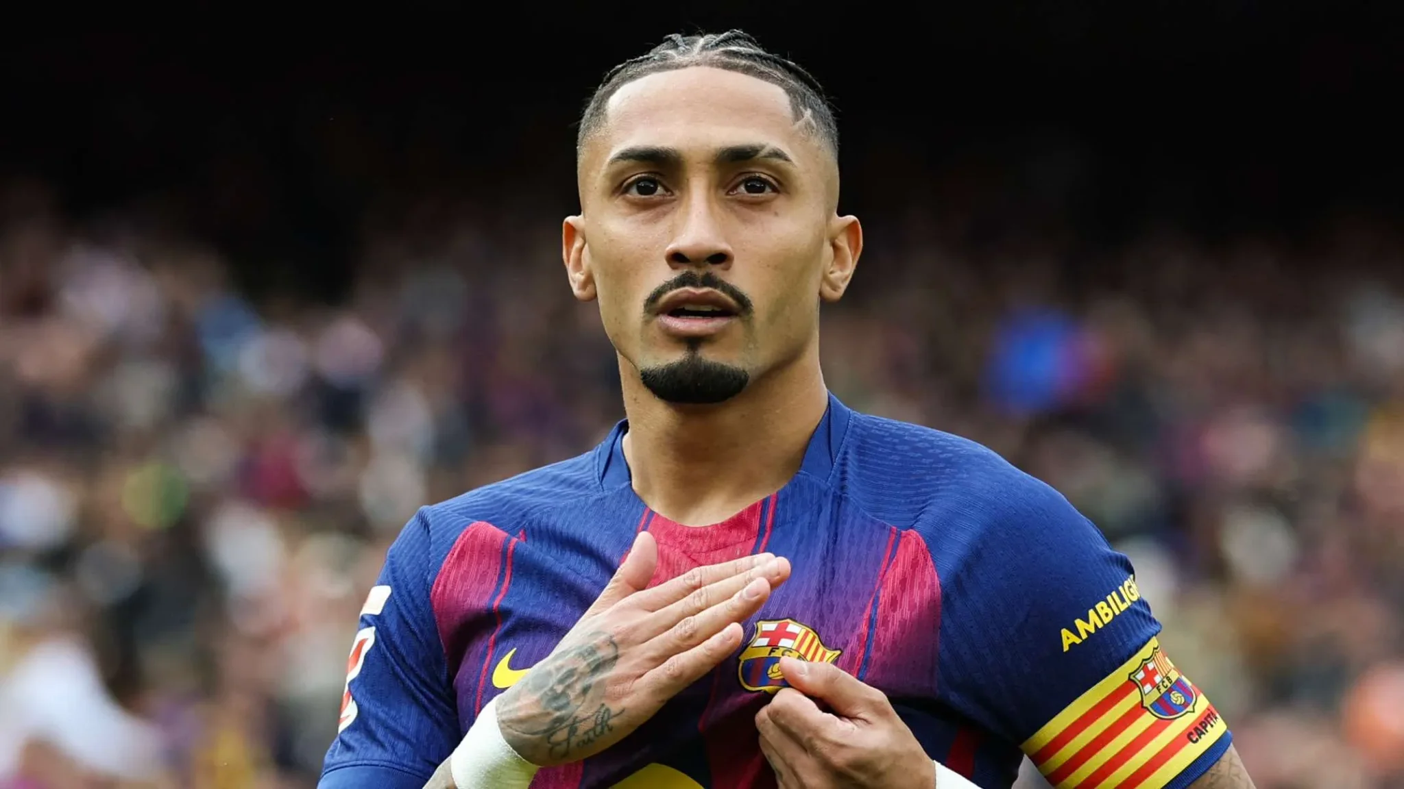 رافينيا قائد برشلونة يرتدي شارة القيادة بقميص الفريق في مباراة حماسية ضمن الدوري الإسباني.