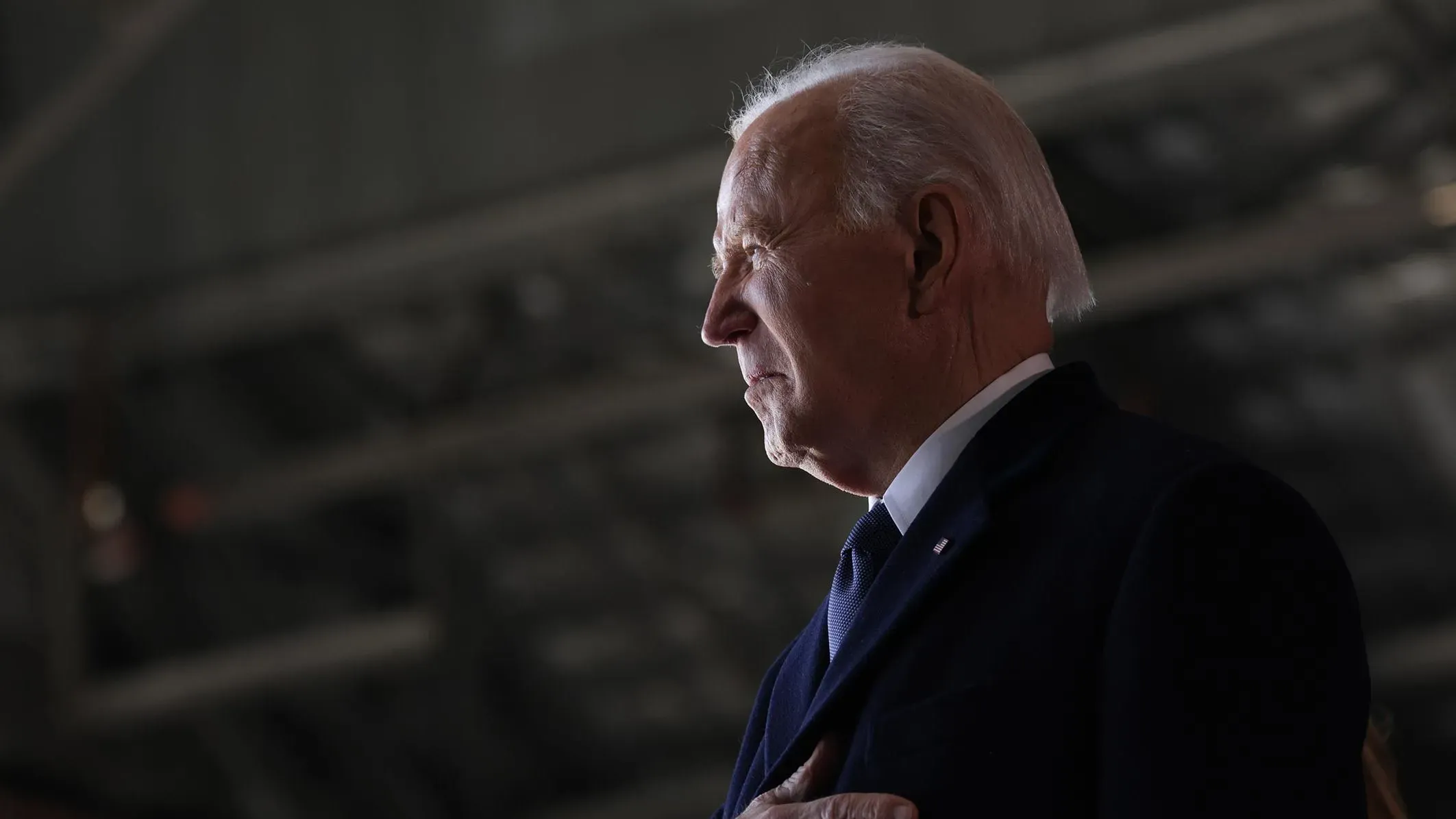 بايدن يظهر في حدث يوم الذكرى، حيث يستعد لإلقاء أول تصريحات علنية له بعد تشخيص إصابته بالسرطان.