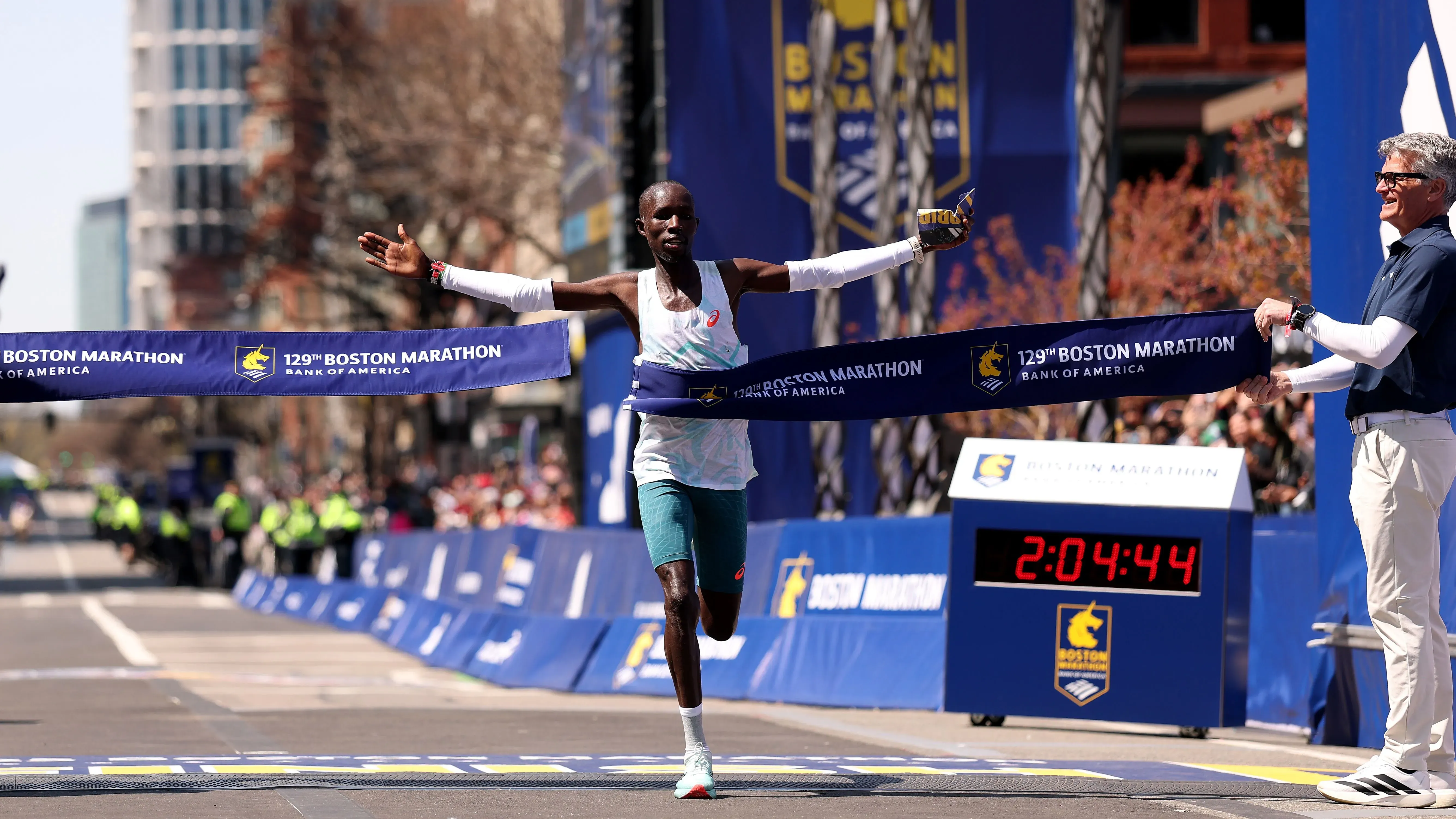 فاز العدّاء الكيني جون كورير بسباق ماراثون بوسطن الـ129، مسجلاً زمن 2:04:44، ليحقق انتصاره الثاني في ماراثون كبير.