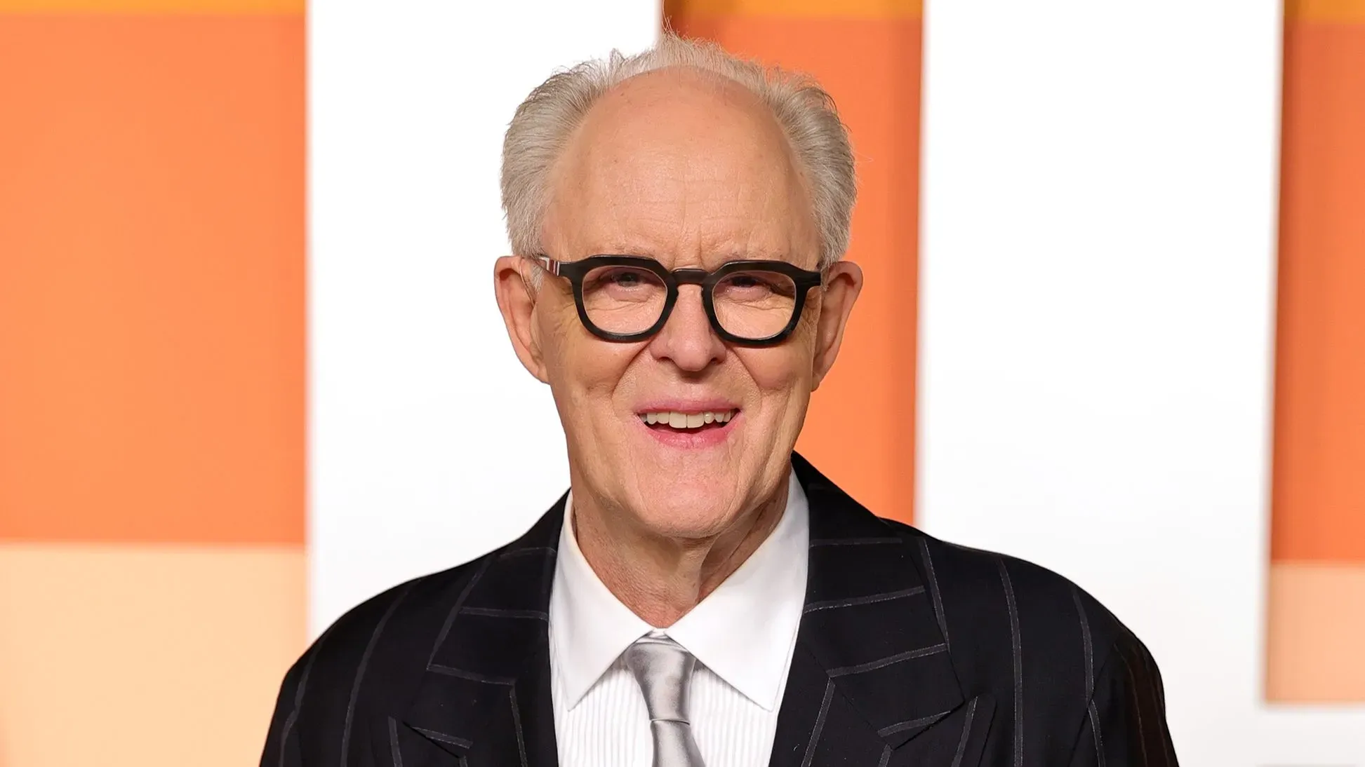 جون ليثغو مبتسم في حدث رسمي، حيث أعلن عن دوره كألبوس دمبلدور في سلسلة "هاري بوتر" الجديدة.