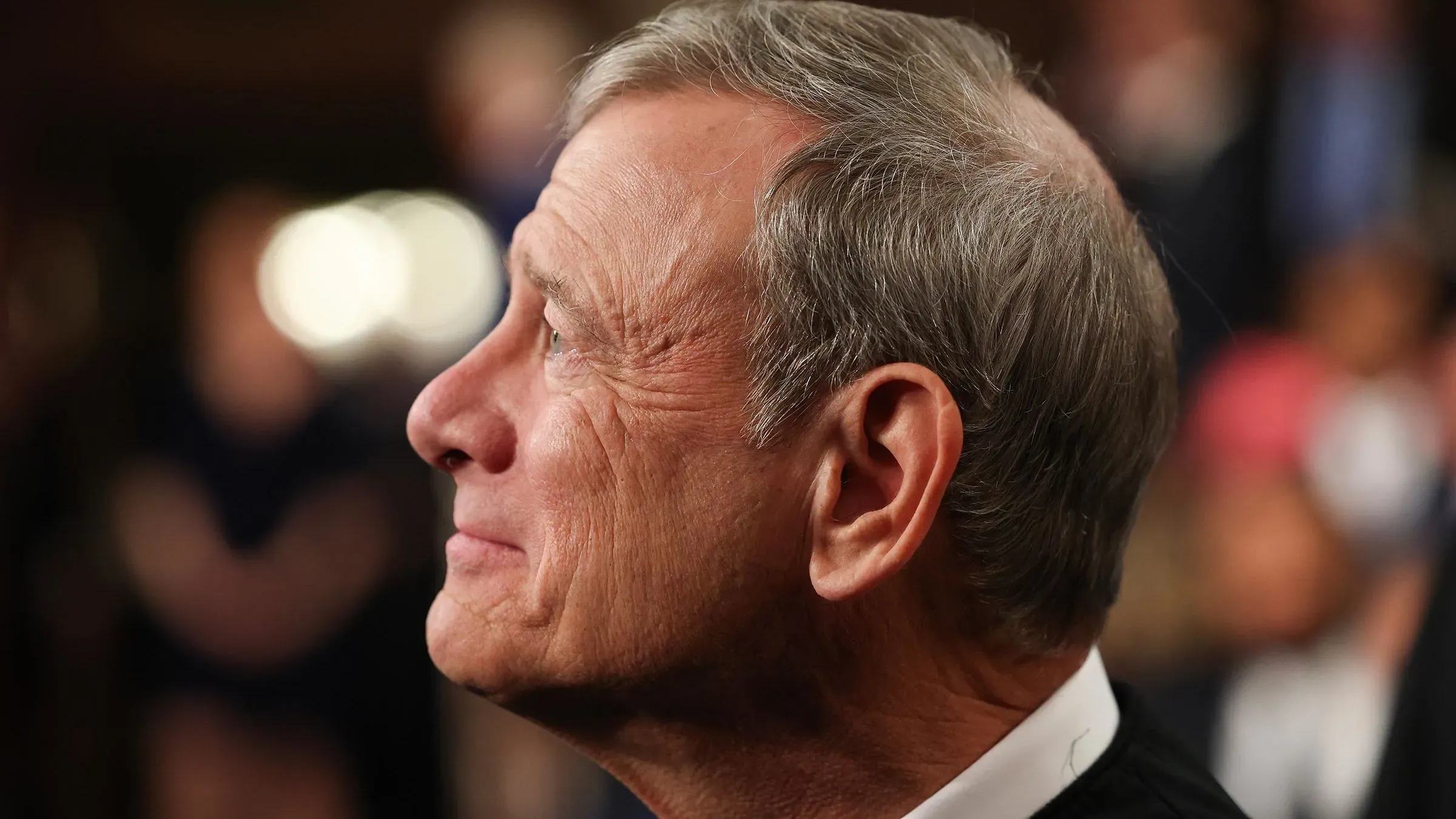 صورة لرئيس المحكمة العليا جون روبرتس، يظهر فيها وهو يستمع أثناء المرافعات، مع تعبير جاد يعكس التوتر القانوني حول قضايا المدارس الدينية.