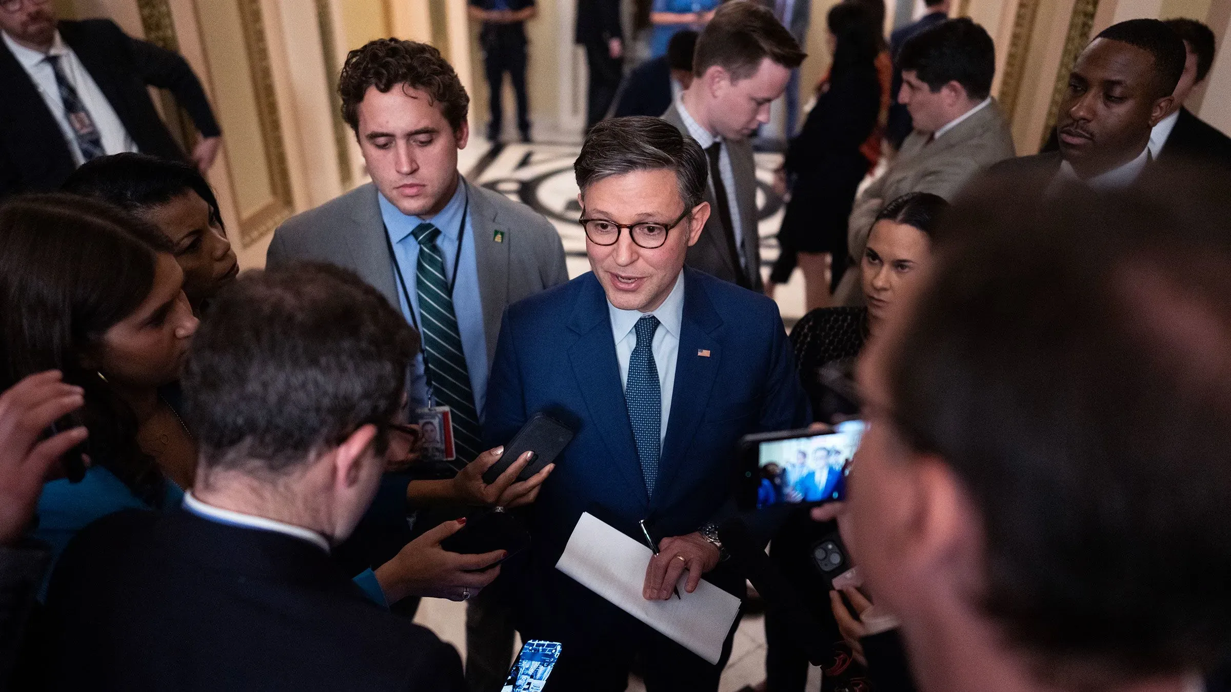 رئيس مجلس النواب مايك جونسون يتحدث مع الصحفيين في الكابيتول، وسط أجواء من التوتر بشأن مشروع قانون ترامب.