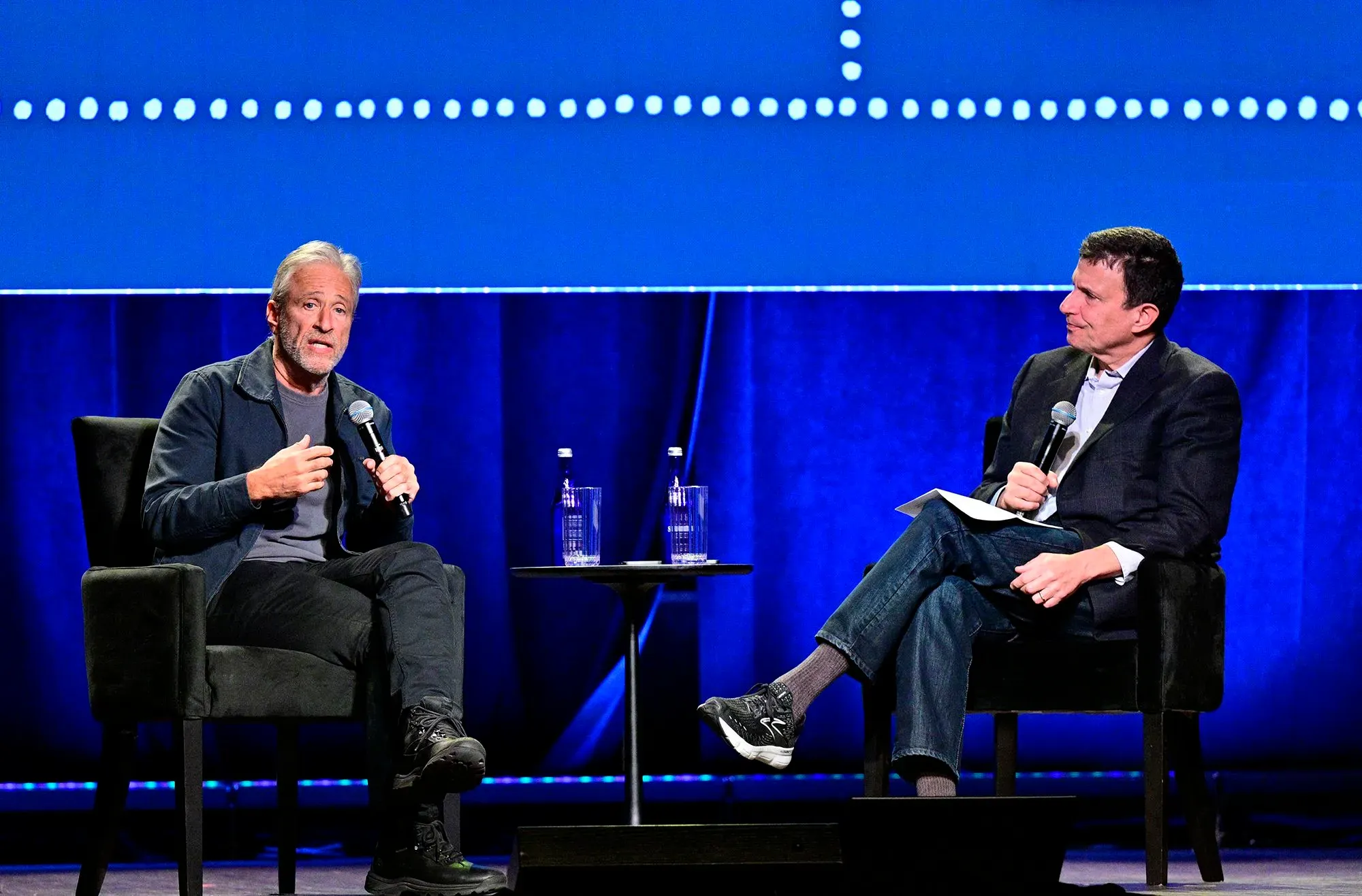 جون ستيوارت يتحدث في مهرجان نيويوركر، معبراً عن رغبته في البقاء في "ذا دايلي شو" وسط تغييرات في الإعلام.