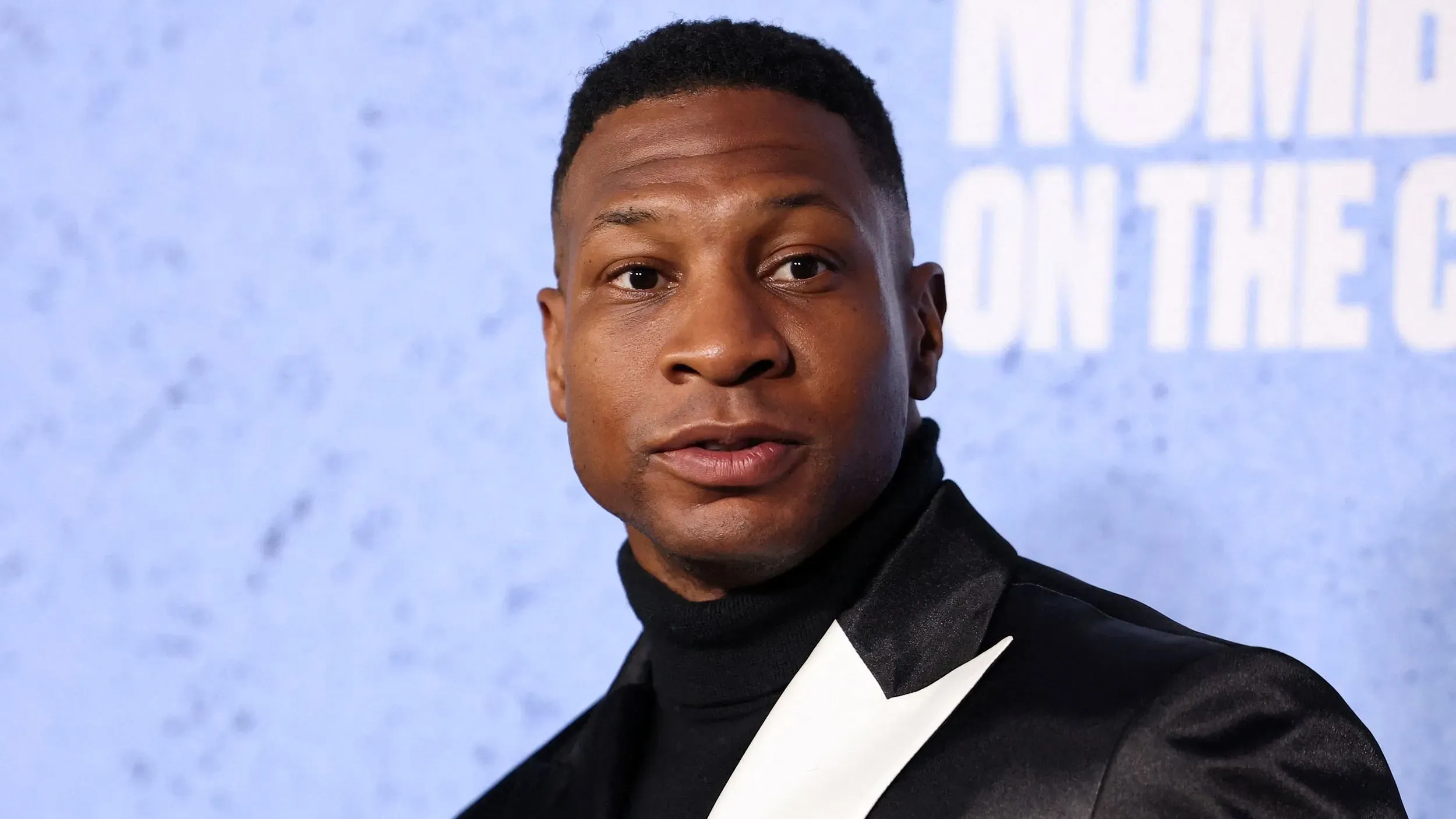 جوناثان ماجرز يتحدث في عرض خاص، مع التركيز على تعبيراته أثناء حديثه عن اعتداءاته المزعومة.