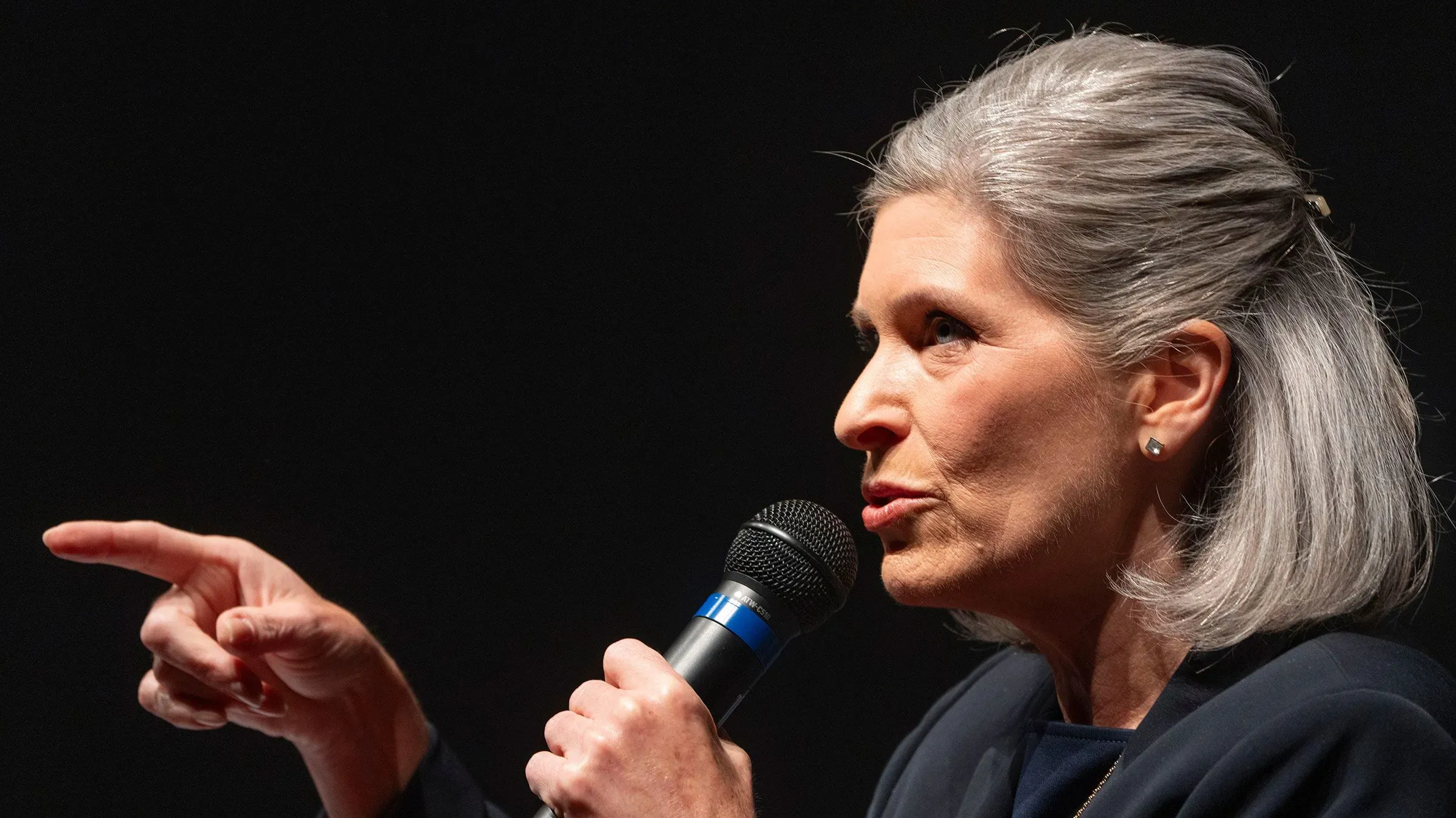 السناتور جوني إرنست تتحدث في قاعة بلدية، مشددة على أهمية برنامج ميديكيد وسط انتقادات حادة حول التخفيضات المقترحة.