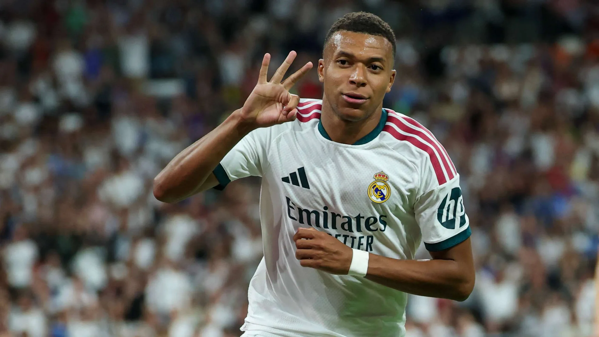 كيليان مبابي يحتفل بتسجيل هدفه الثالث في مباراة ريال مدريد ضد ريال سوسيداد في سانتياغو برنابيو، ضمن بداية موسم ناجحة تحت قيادة مورينيو.