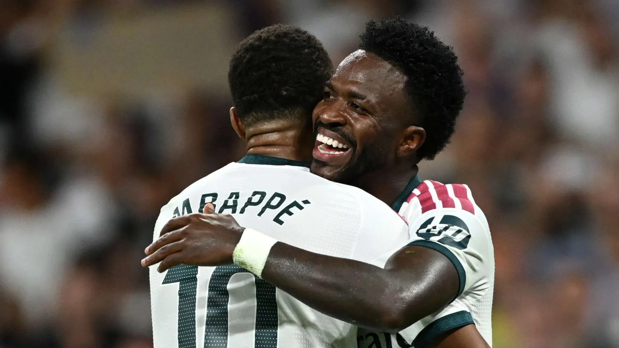 كيليان مبابي وفينيسيوس جونيور يحتفلان معاً بفوز ريال مدريد في سانتياغو برنابيو ضمن بداية قوية لموسم مورينيو الجديد.