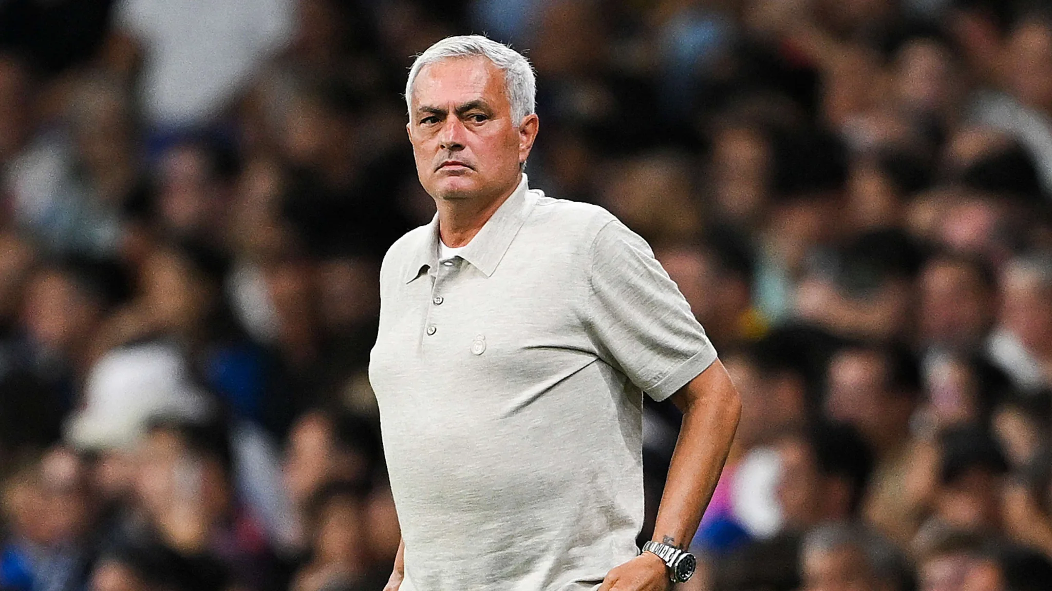 جوزيه مورينيو مدرب ريال مدريد يظهر بتركيز في ملعب سانتياغو برنابيو خلال بداية عهده الثاني مع الفريق.