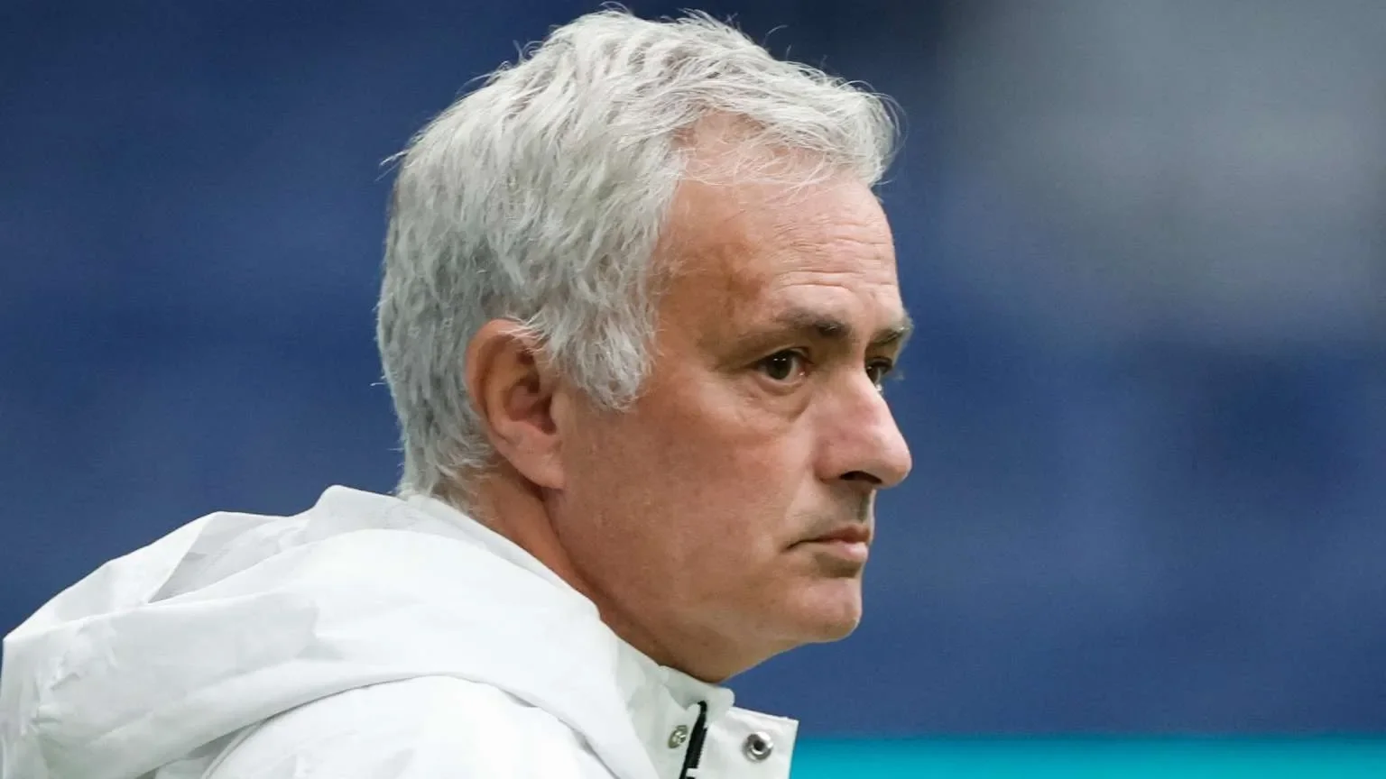 جوزيه مورينيو مدرب ريال مدريد ينظر بتركيز خلال مباراة، مع قرار إبقاء اللاعب البرازيلي إندريك في الفريق هذا الموسم.