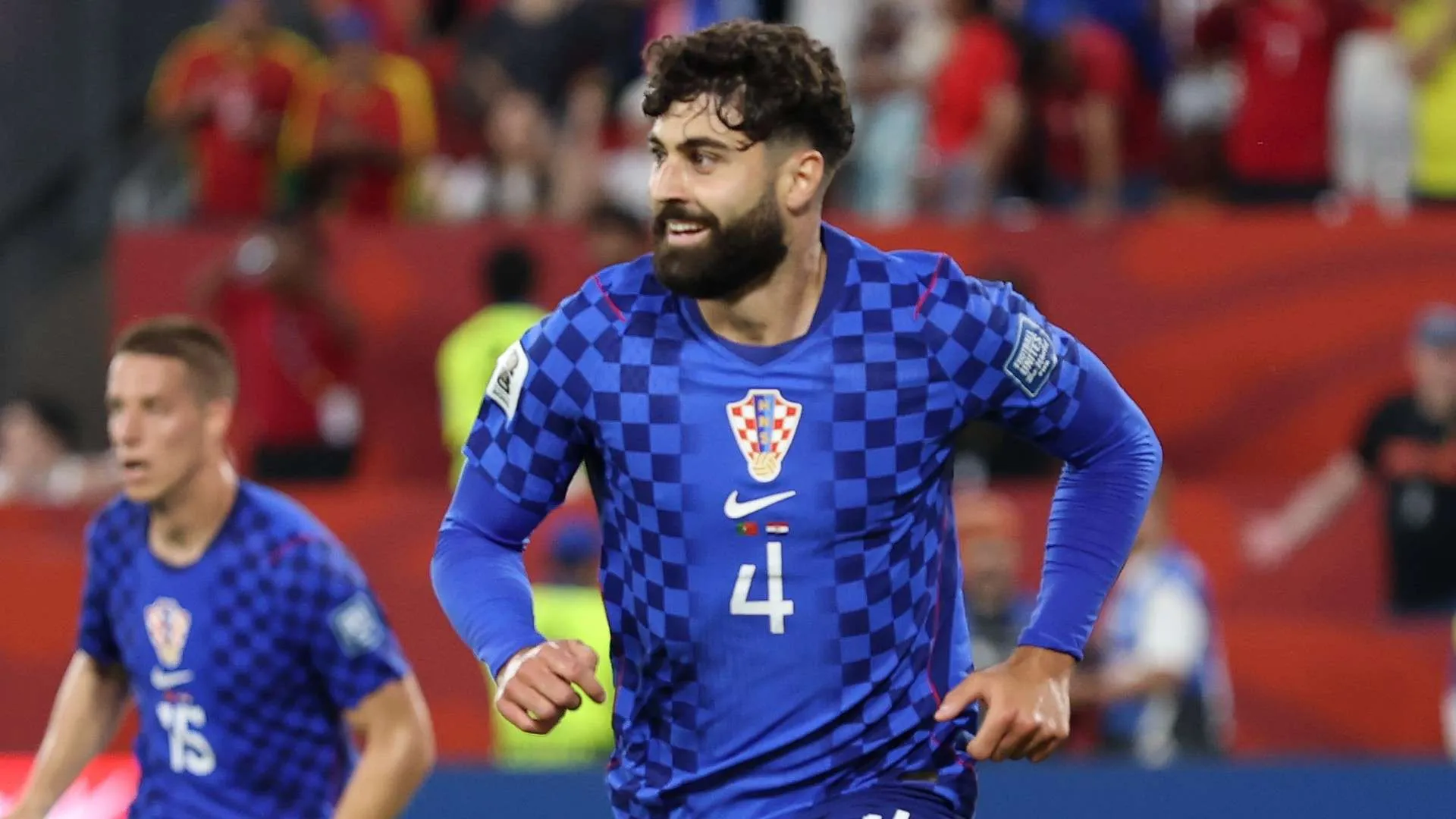 المدافع الكرواتي جوسكو غفارديو يرتدي قميص منتخب كرواتيا خلال مباراة دولية، مع تجديد عقده مع مانشستر سيتي حتى 2031.